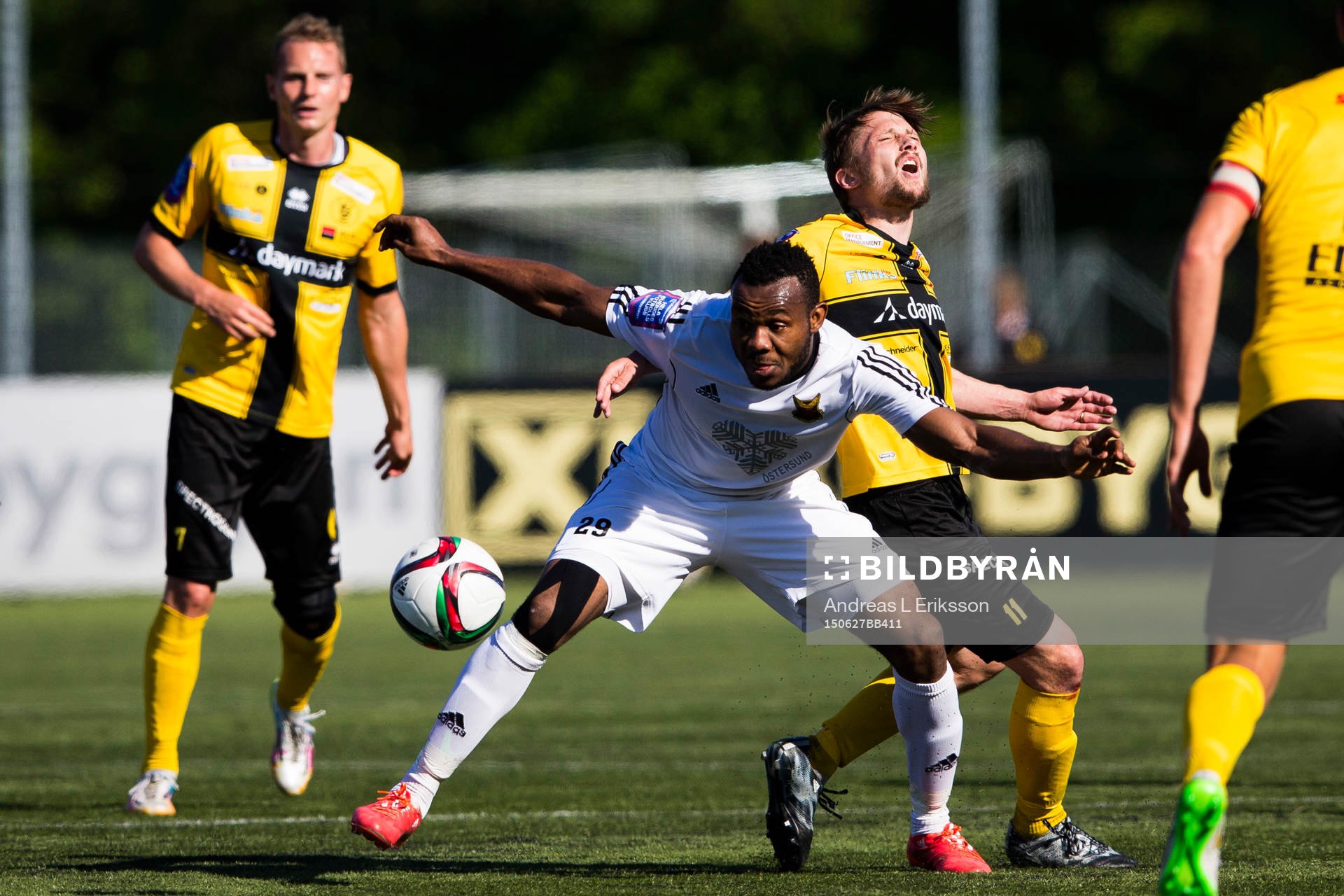 Östersunds Michael Junior Omoh i kamp om bollen med Frej
