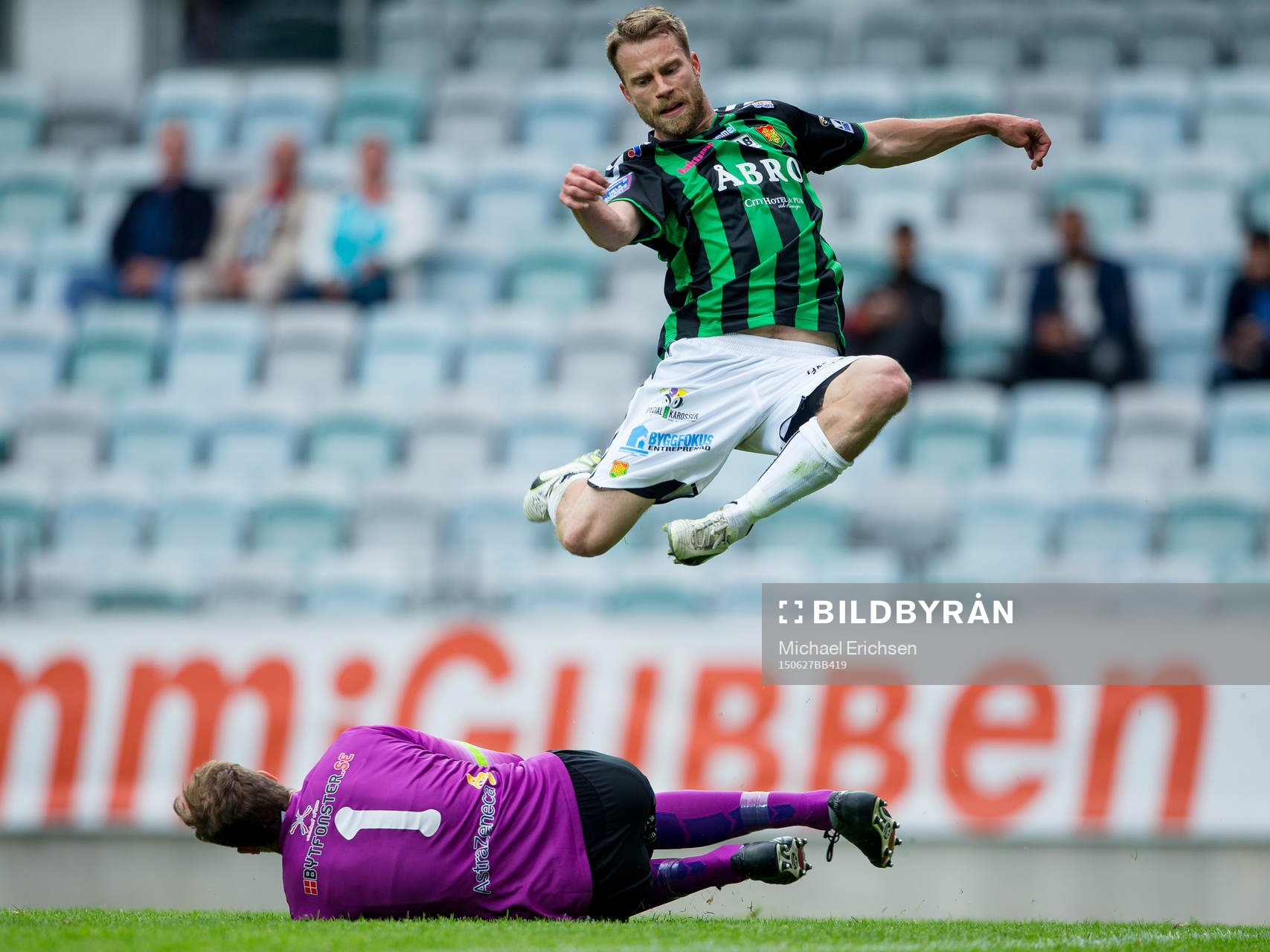 Assyriskas målvakt Robin Malmkvist hinner före GAIS Joel