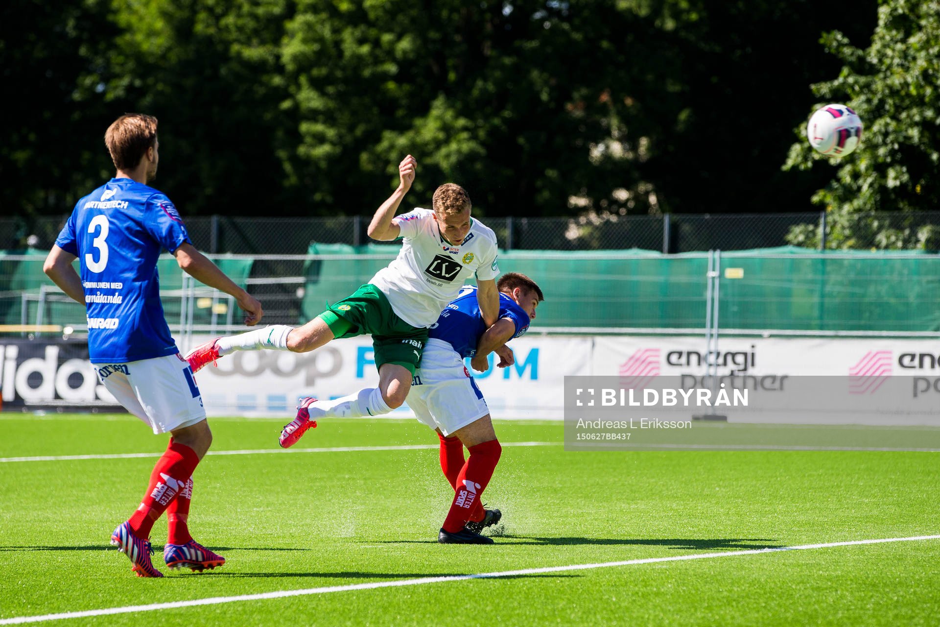 Hammarbys Fredrik Torsteinbö och Åtvidabergs Alberis Sérgio Angelo da Silva under en träningsmatch i fotboll mellan Hammarby och Åtvidaberg den 27 juni 2015 i Stockholm.