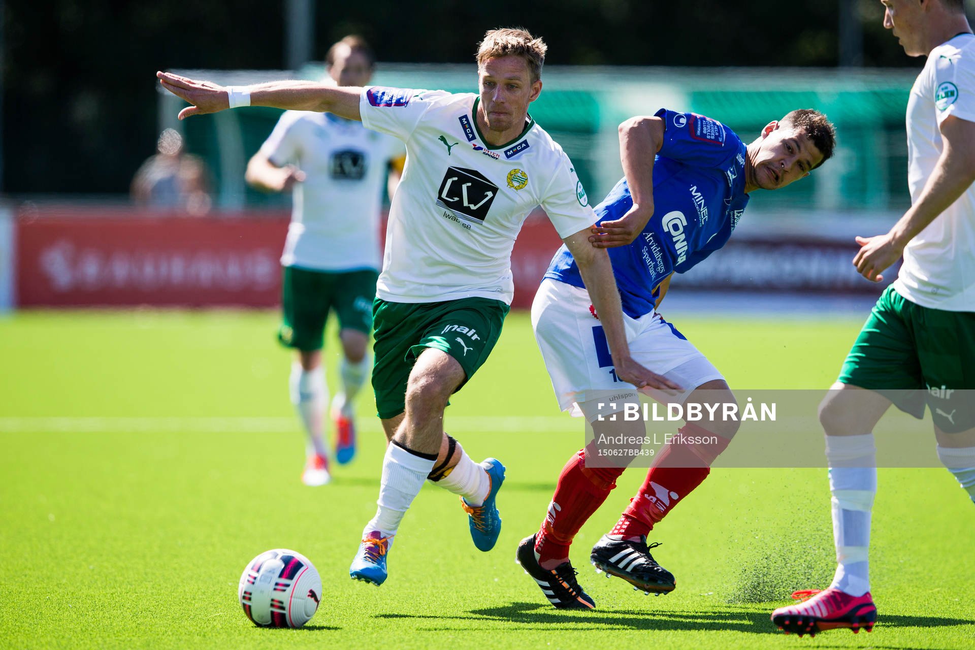Hammarbys Jan Gunnar Solli i kamp om bollen med