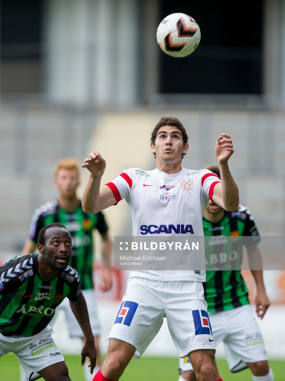 Assyriskas Gustavo Ezequiel Blanco Leschuk tar ned en boll