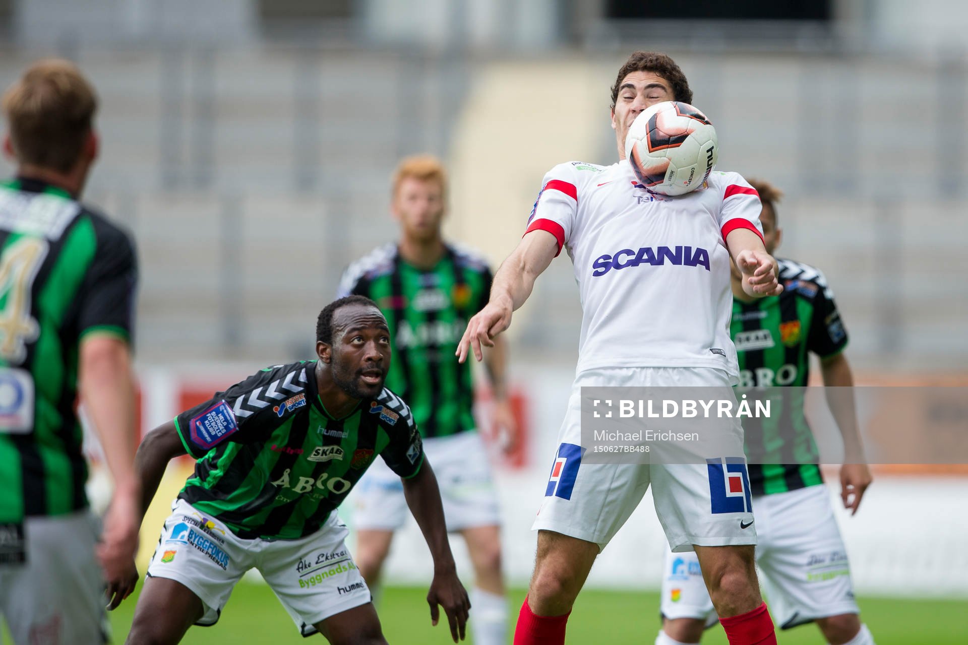 Assyriskas Gustavo Ezequiel Blanco Leschuk tar ned en boll