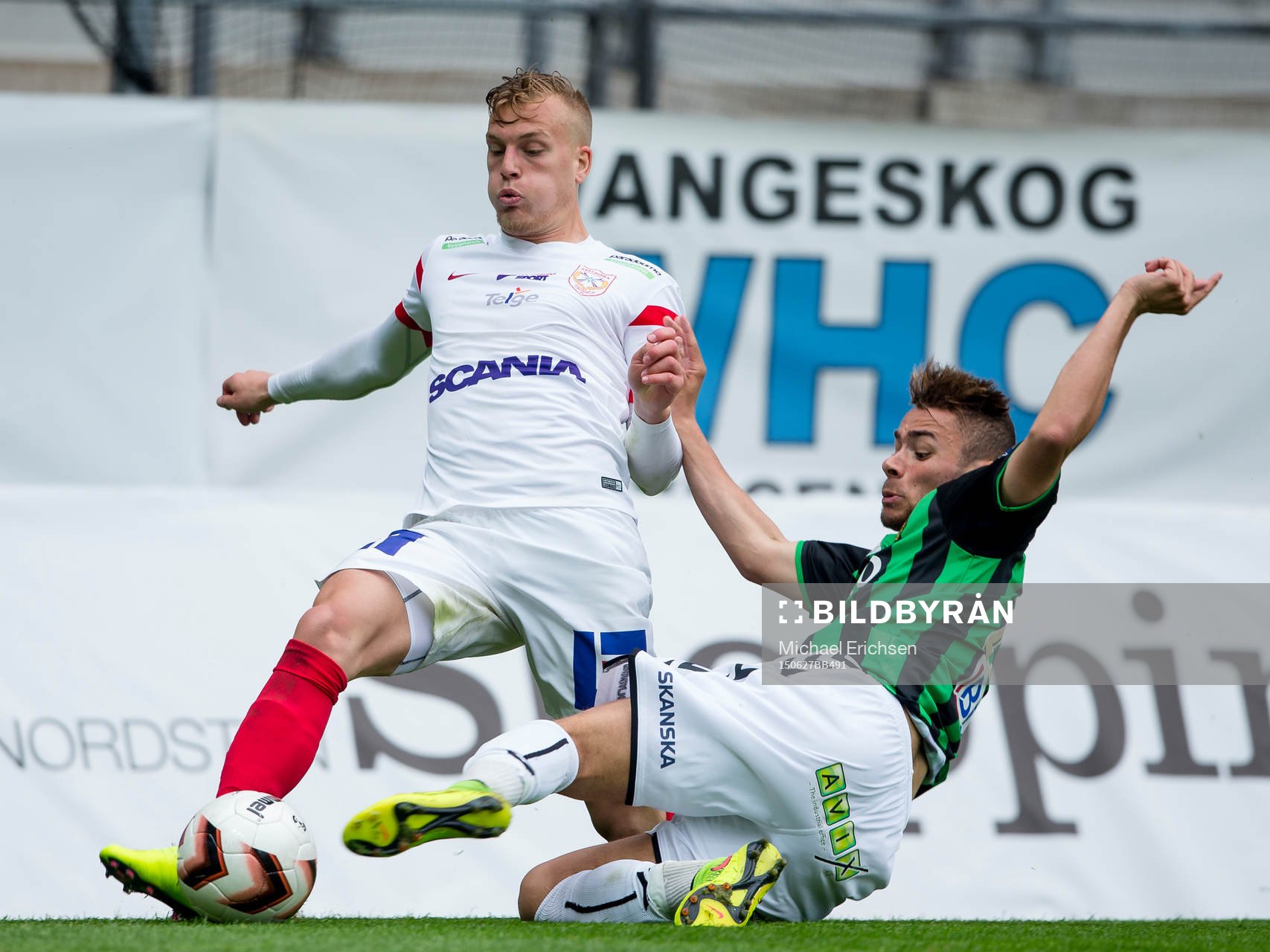 Assyriskas Jens Jakobsson i kamp om bollen med GAIS Malkolm