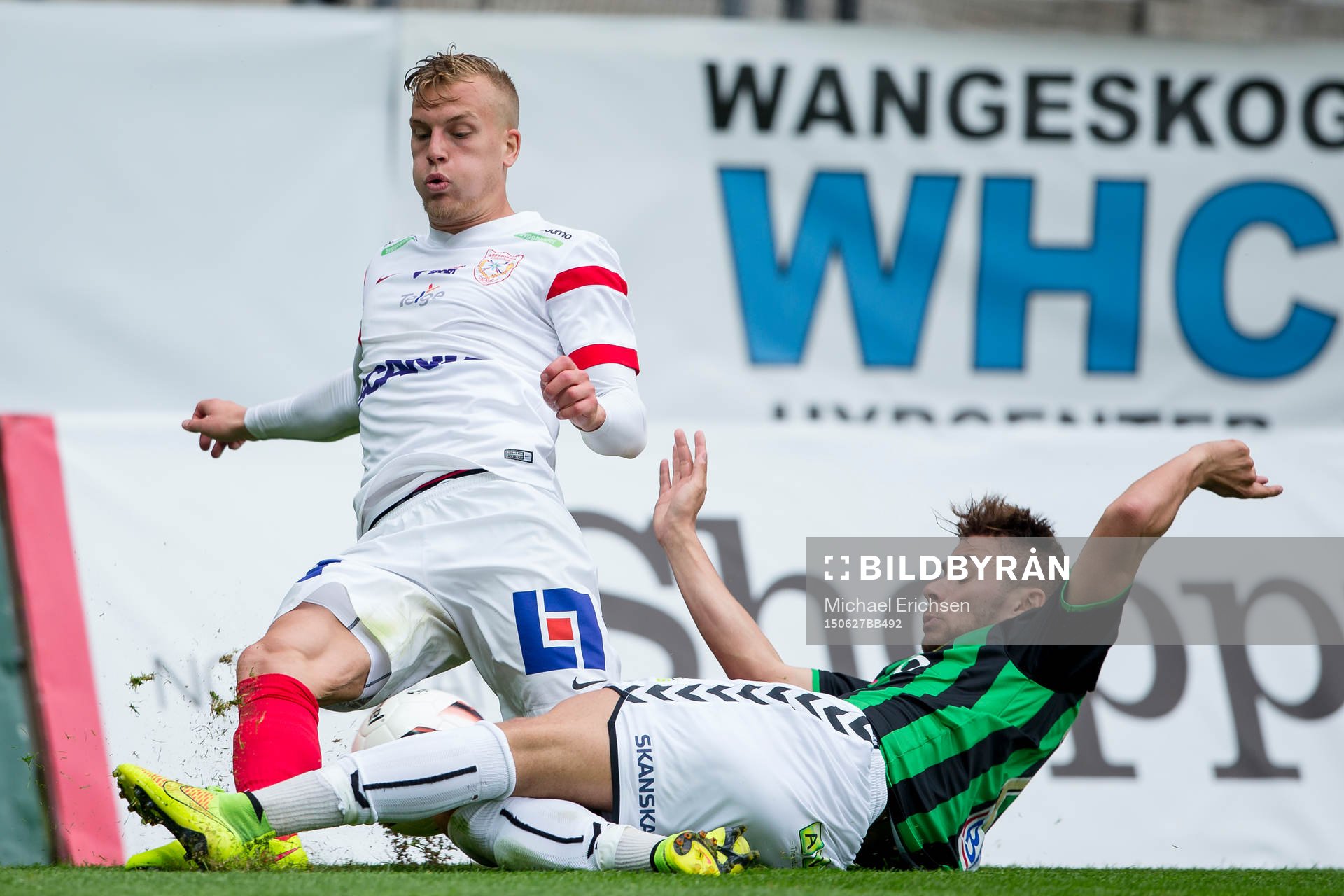 Assyriskas Jens Jakobsson i kamp om bollen med GAIS Malkolm Moenza under fotbollsmatchen i Superettan mellan GAIS och Assyriska den 27 juni 2015 i Göteborg.