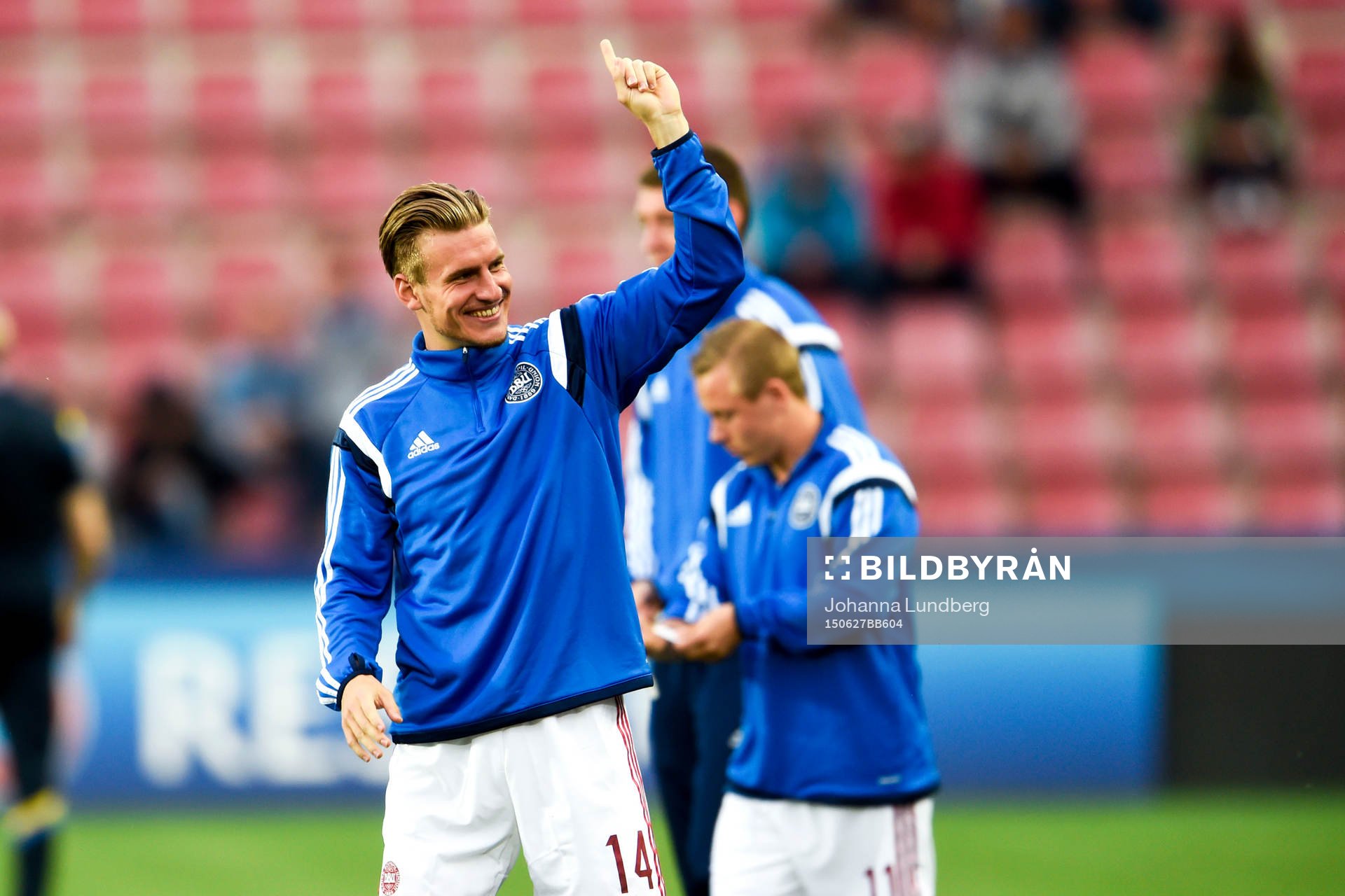 Danmarks Christoffer Remmer hälsar på publiken