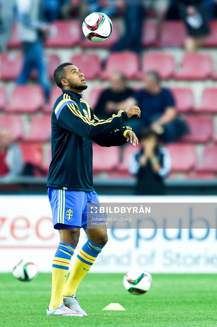 Sveriges Isaac Kiese Thelin värmer upp