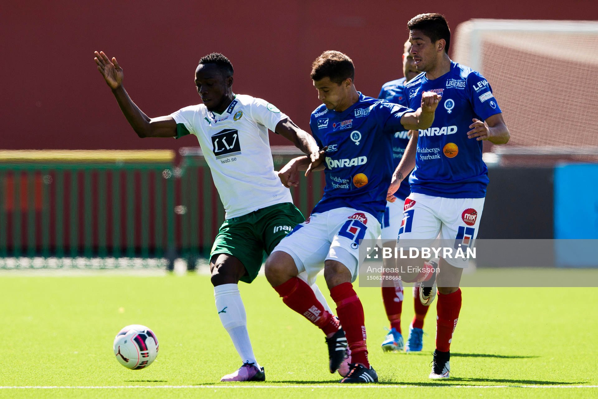Hammarbys Amadaiya Rennie i kamp om bollen med Åtvidabergs