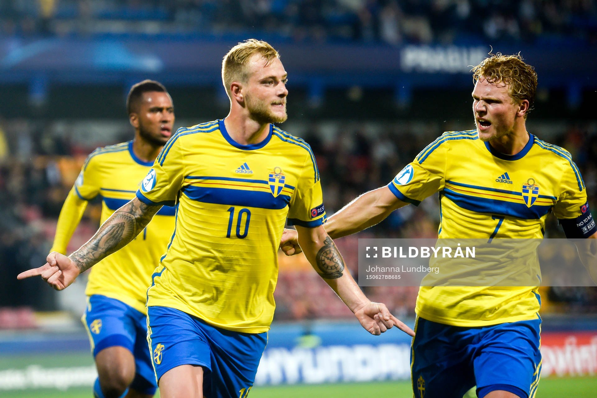 Sveriges John Guidetti gör 1-0 på straff under fotbollsmatchen i U21-EM mellan Danmark och Sverige den 27 juni 2015 i Prag.