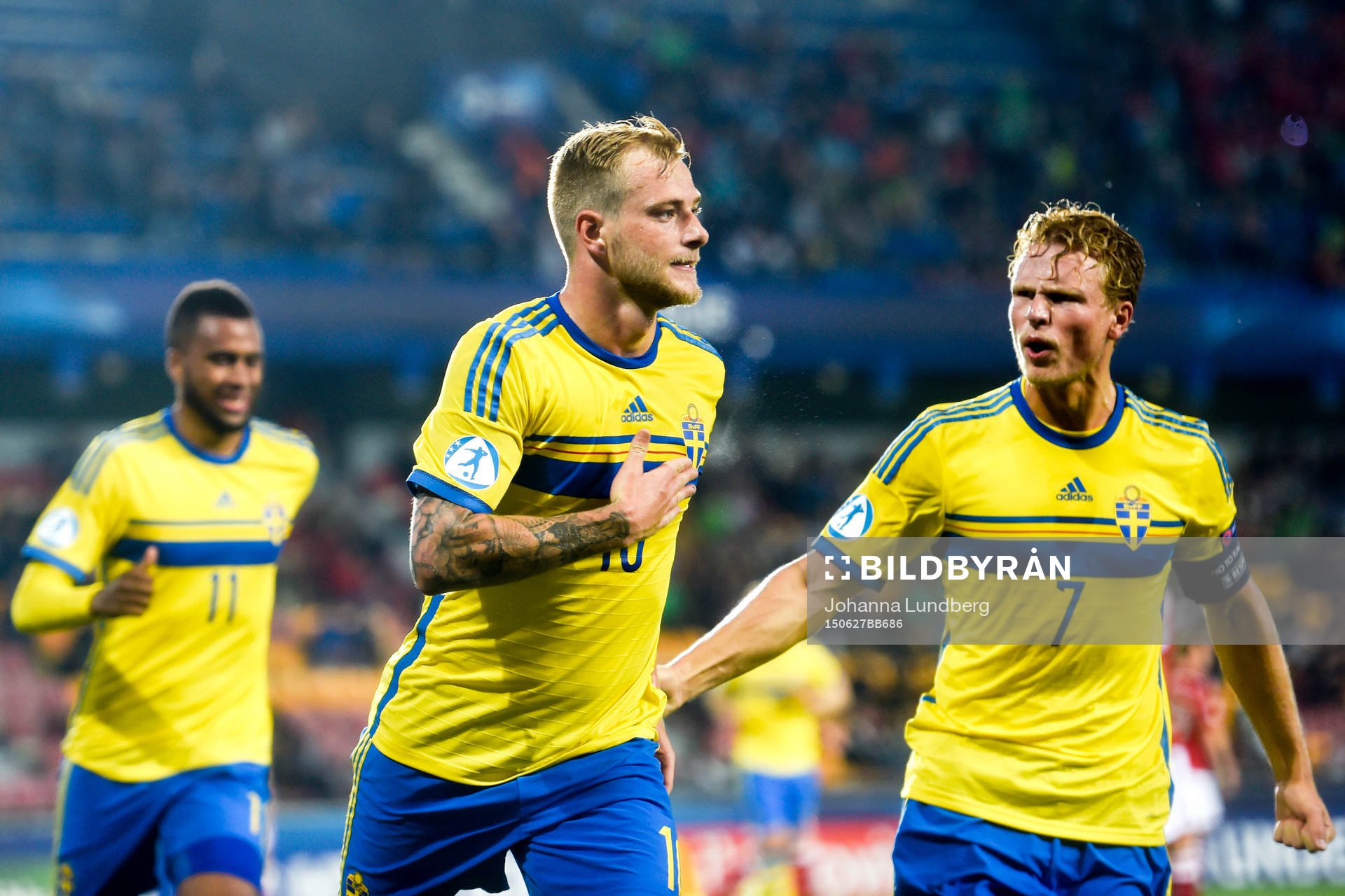 Sveriges John Guidetti gör 1-0 på straff under fotbollsmatchen i U21-EM mellan Danmark och Sverige den 27 juni 2015 i Prag.