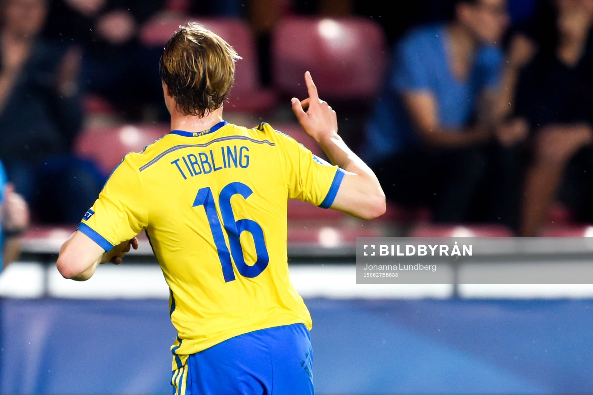 Sveriges Simon Tibbling jublar