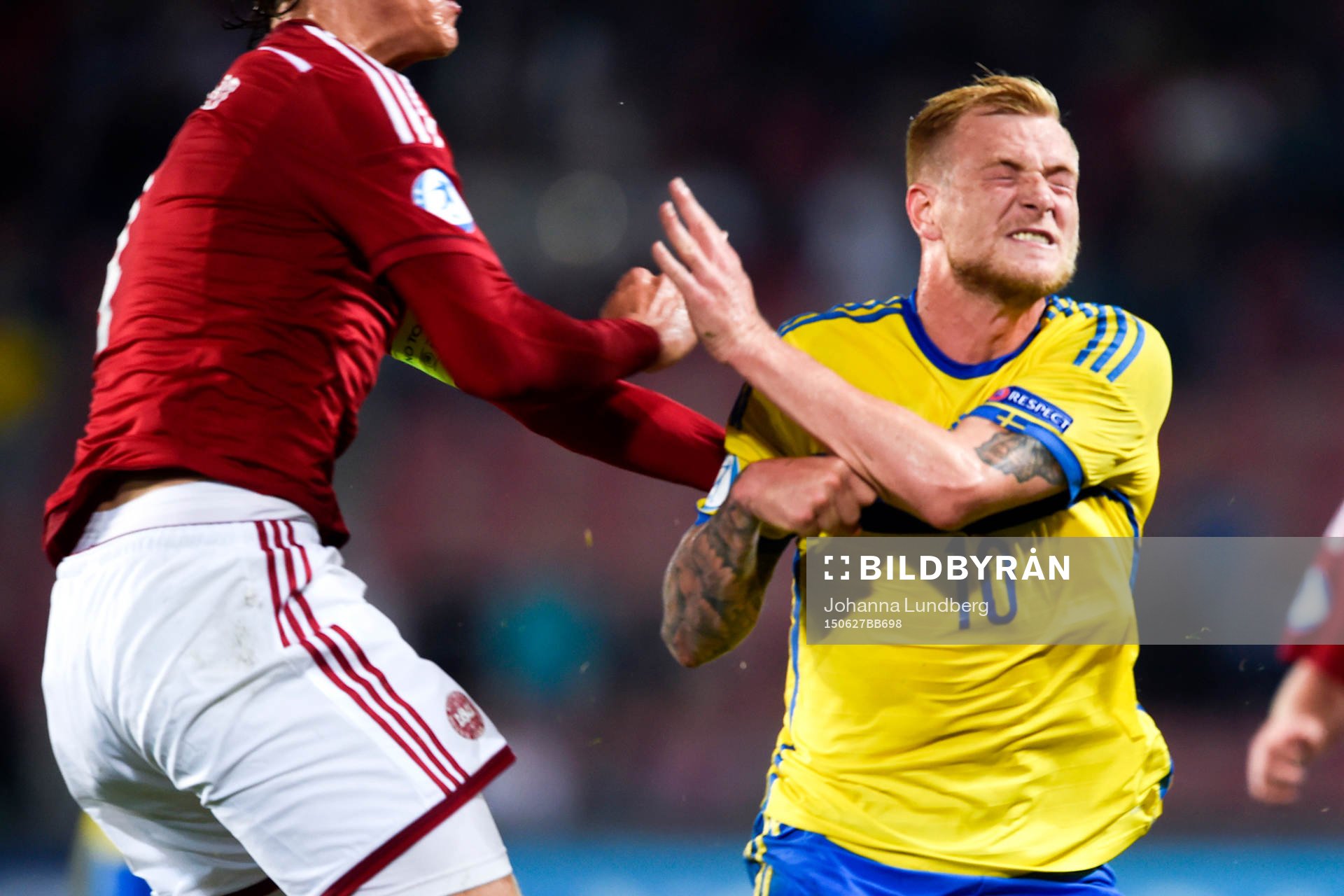 Sveriges John Guidetti i en duell med Danmarks Jannik