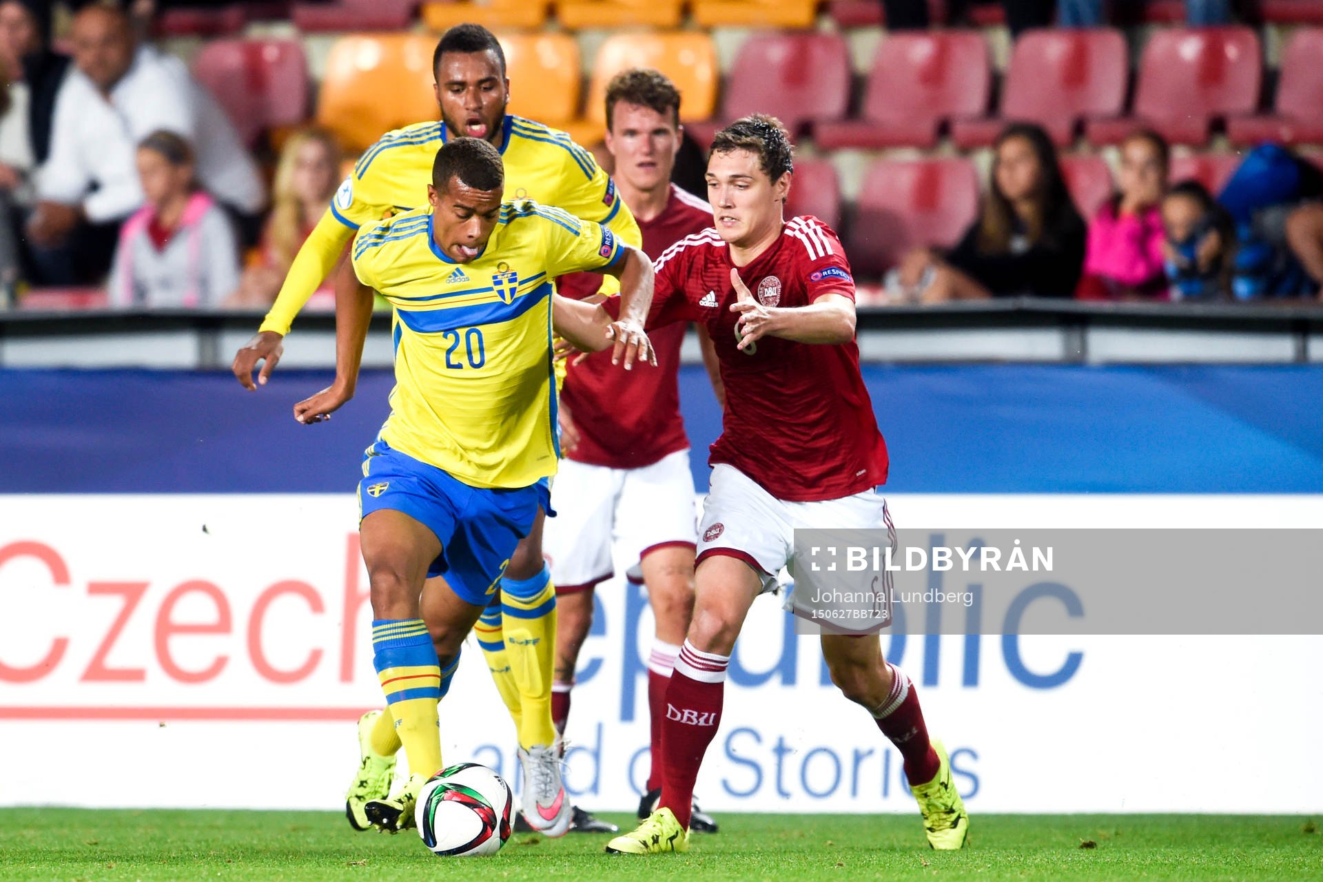 Sveriges Robin Quaison och Isaac Kiese Thelin och Danmarks