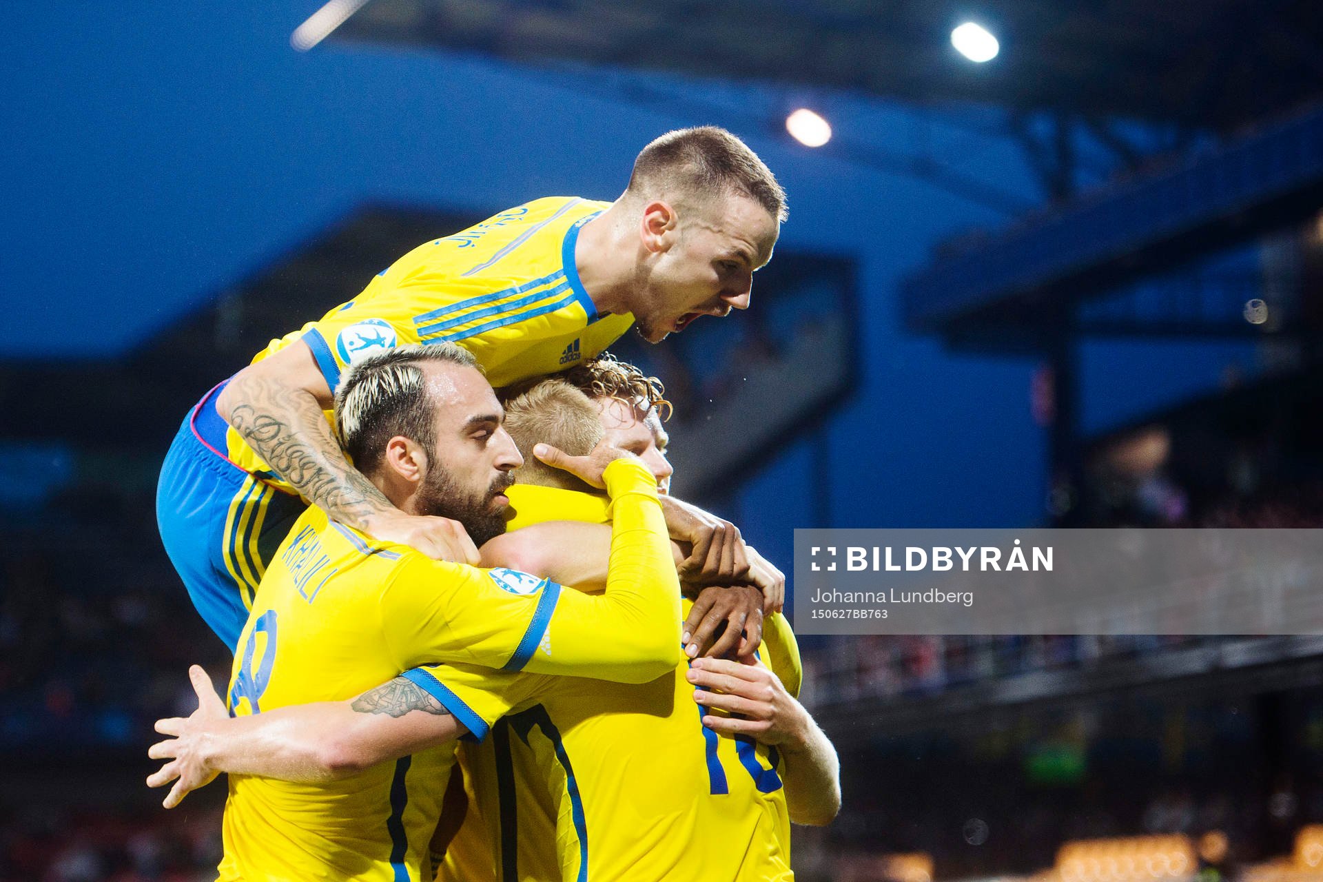 Sveriges Alexander Milosevic och Abdullah Khalili jublar med John Guidetti under fotbollsmatchen i U21-EM mellan Danmark och Sverige den 27 juni 2015 i Prag.