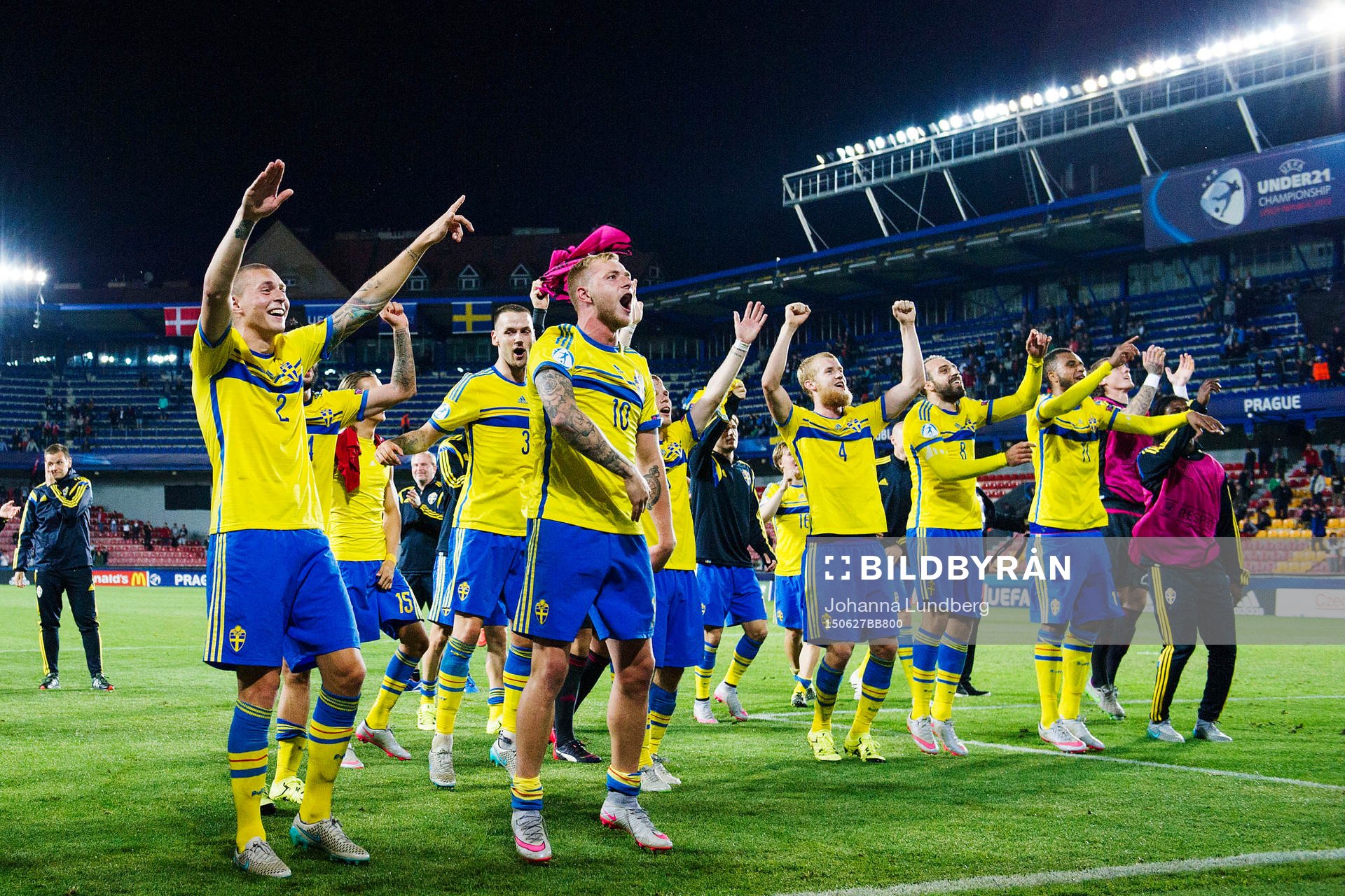 Sveriges Victor Nilsson Lindelöf , John Guidetti, Alexander Milosevic, Filip Helander, Abdullah Khalili och Isaac Kiese Thelin jublar efter fotbollsmatchen i U21-EM mellan Danmark och Sverige den 27 juni 2015 i Prag.
