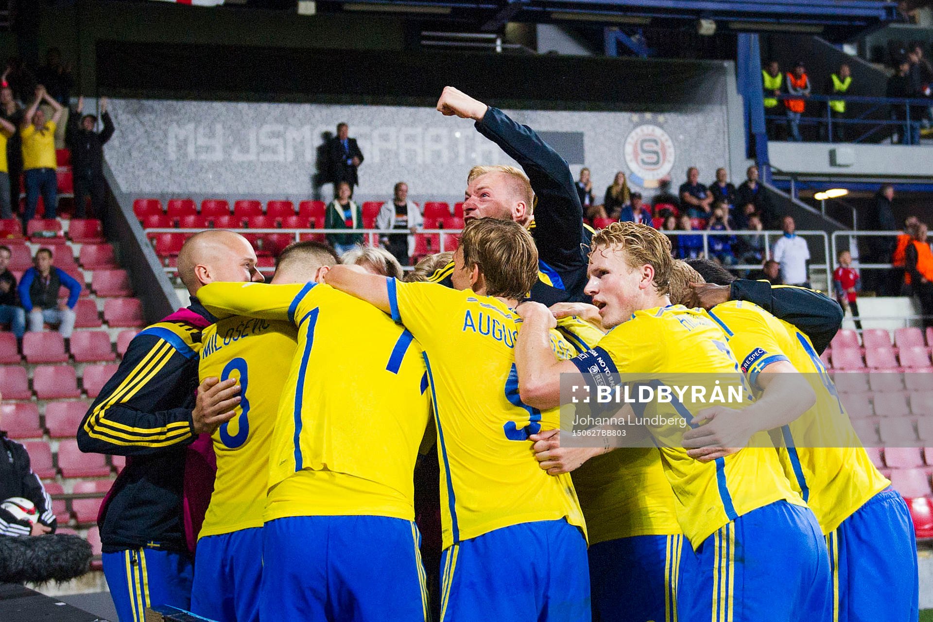 Sveriges spelare med John Guidetti högst upp jublar