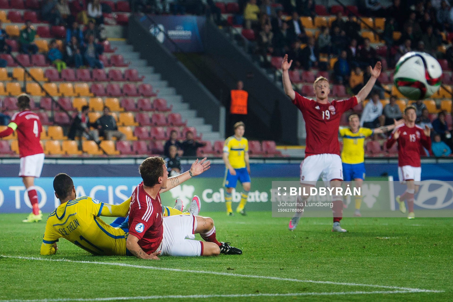 Sveriges Isaac Kiese Thelin fälls av Danmarks Alexander