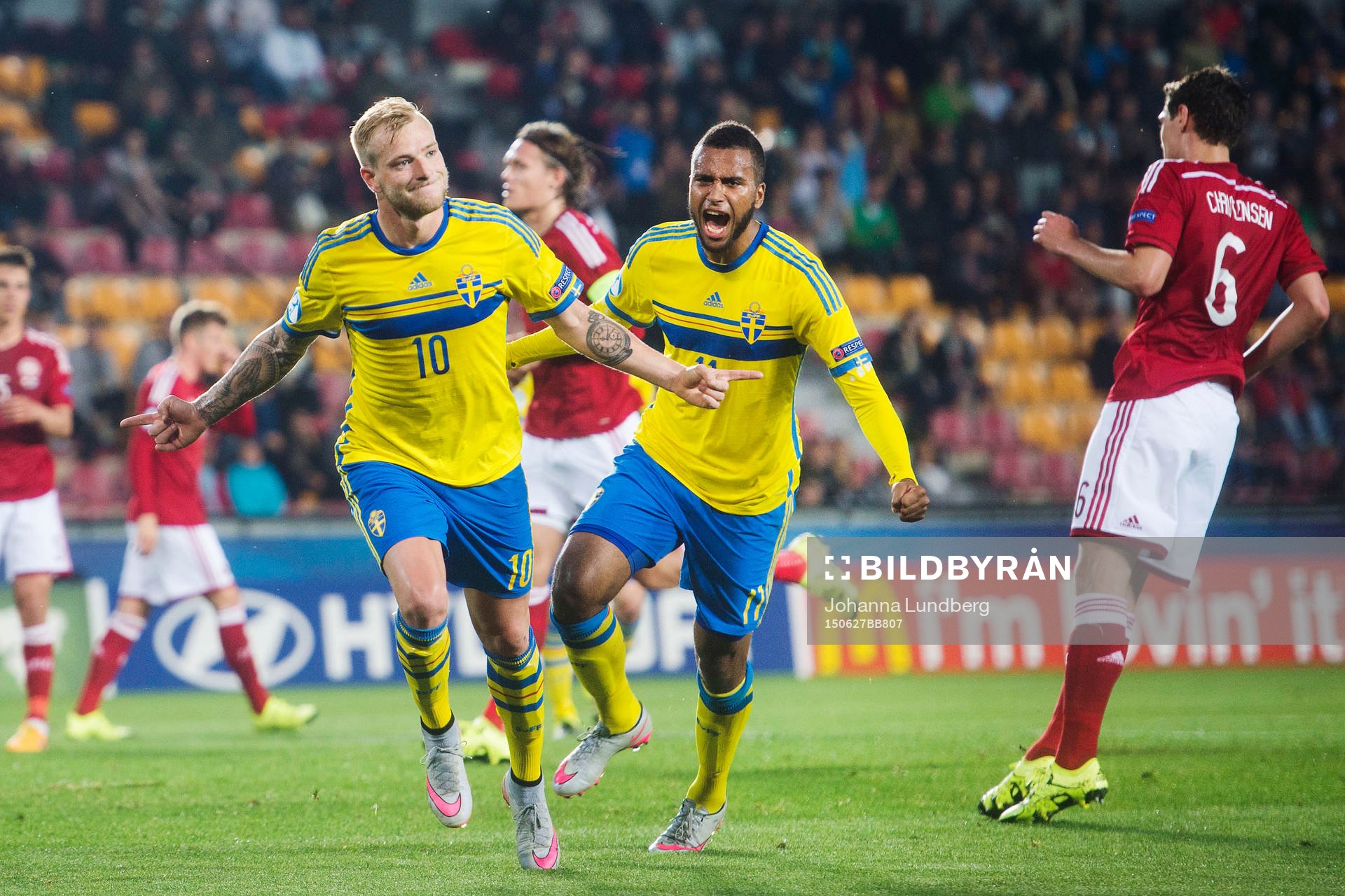 Sveriges John Guidetti och Isaac Kiese Thelin jublar