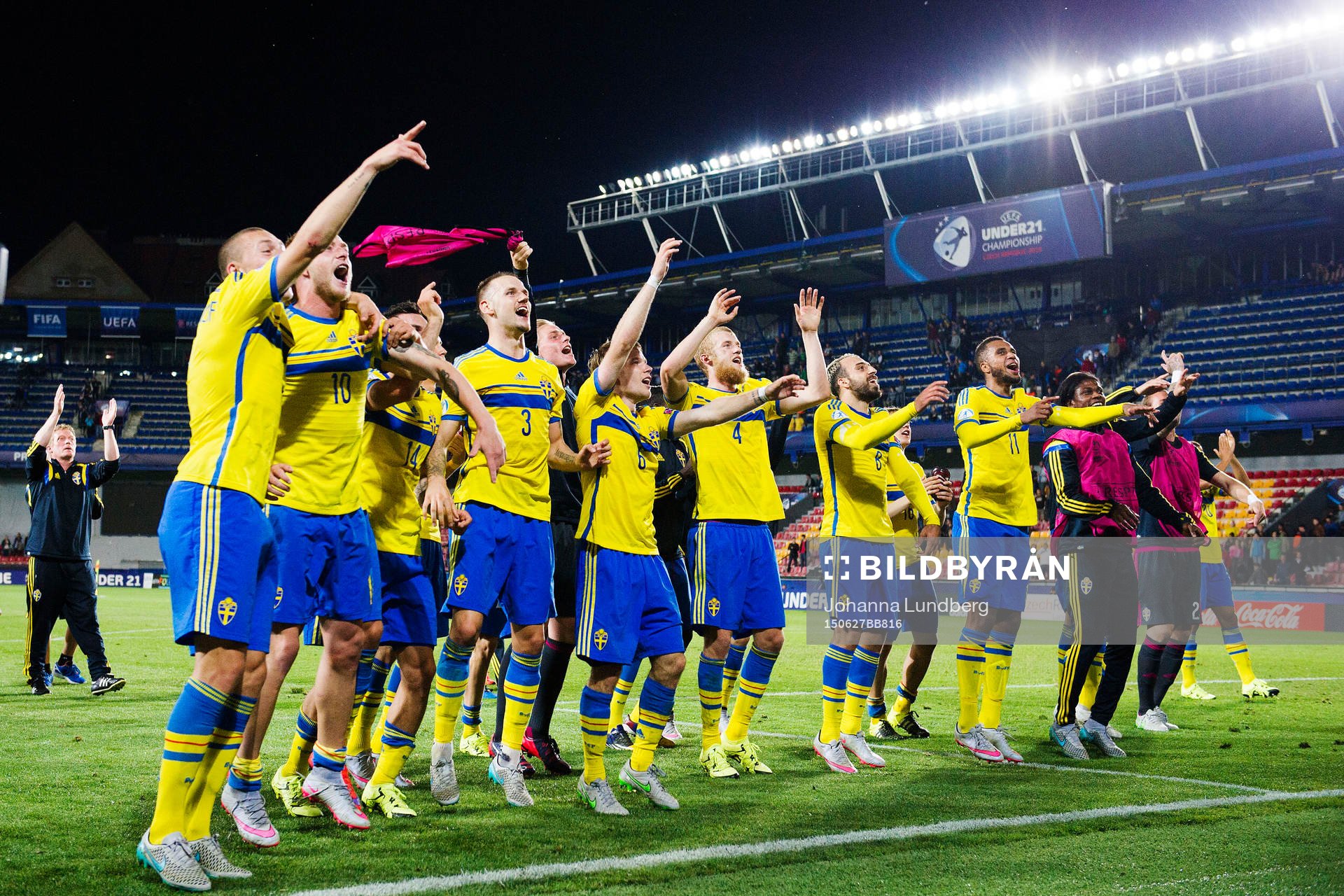 Sveriges Victor Nilsson Lindelöf, John Guidetti, Alexander Milosevic, Ludwig Augustinsson, Filip Helander, Abdullah Khalili och Isaac Kiese Thelin jublar efter fotbollsmatchen i U21-EM mellan Danmark och Sverige den 27 juni 2015 i Prag.