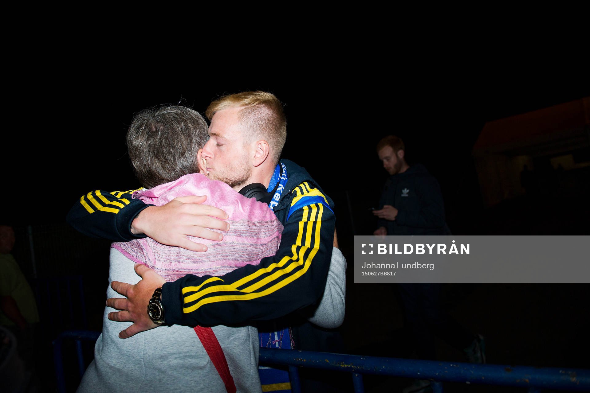Sveriges John Guidetti kramas med sina mamma Susanne