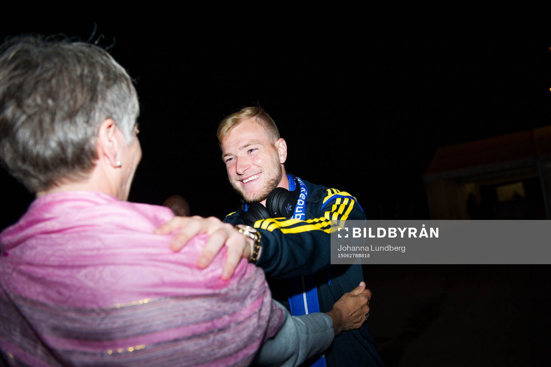 Sveriges John Guidetti kramas med sina mamma Susanne