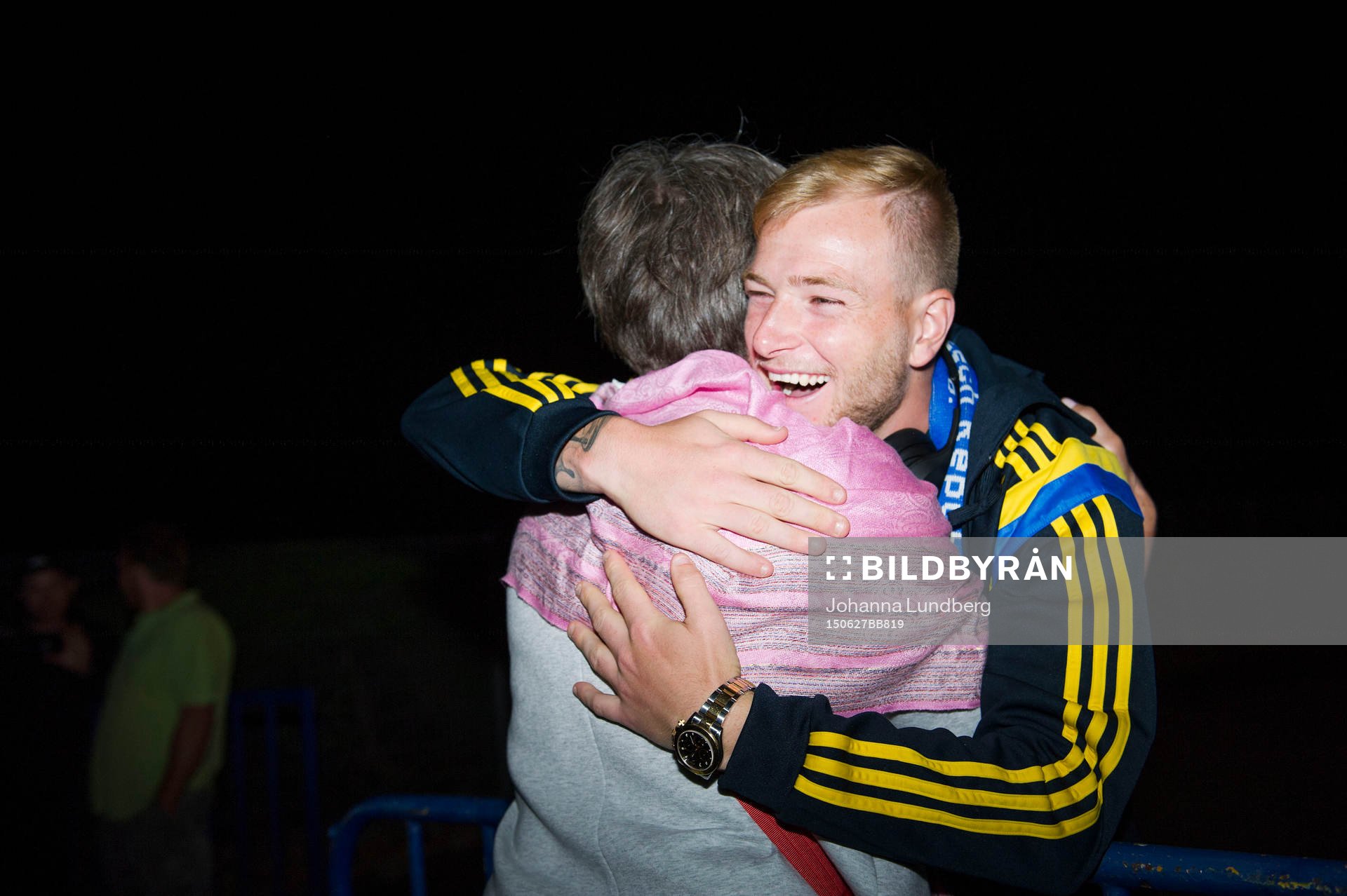 Sveriges John Guidetti kramas med sina mamma Susanne