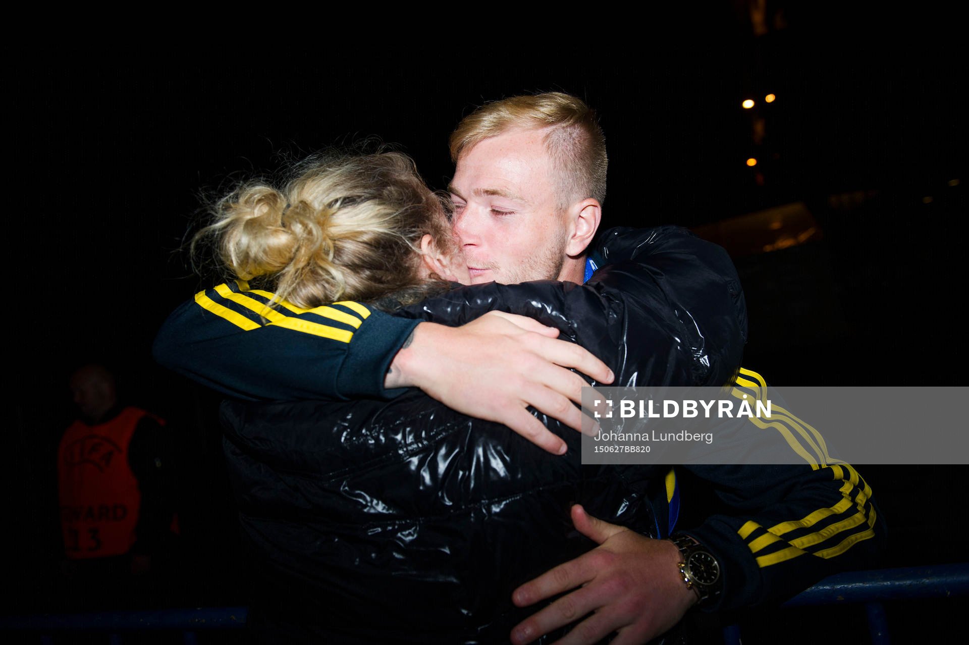 Sveriges John Guidetti kramas med sin familj