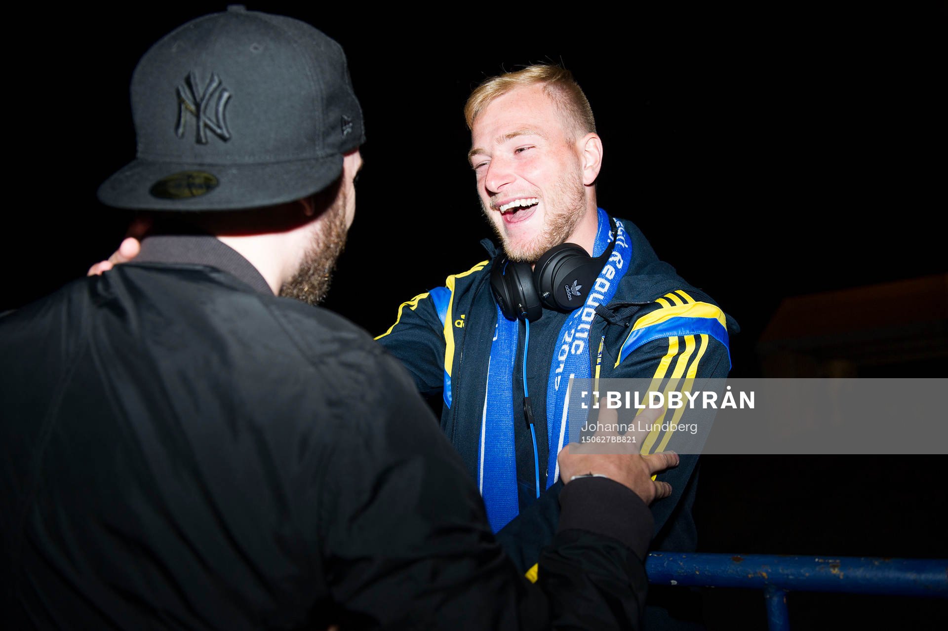 Sveriges John Guidetti kramas med sin familj