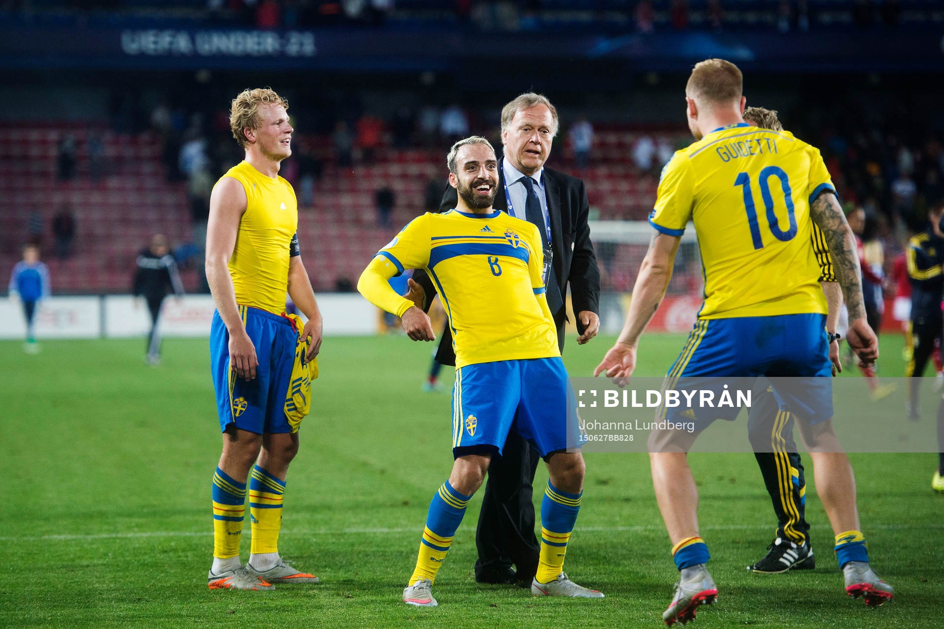 Sveriges Abdullah Khalili och John Guidetti jublar