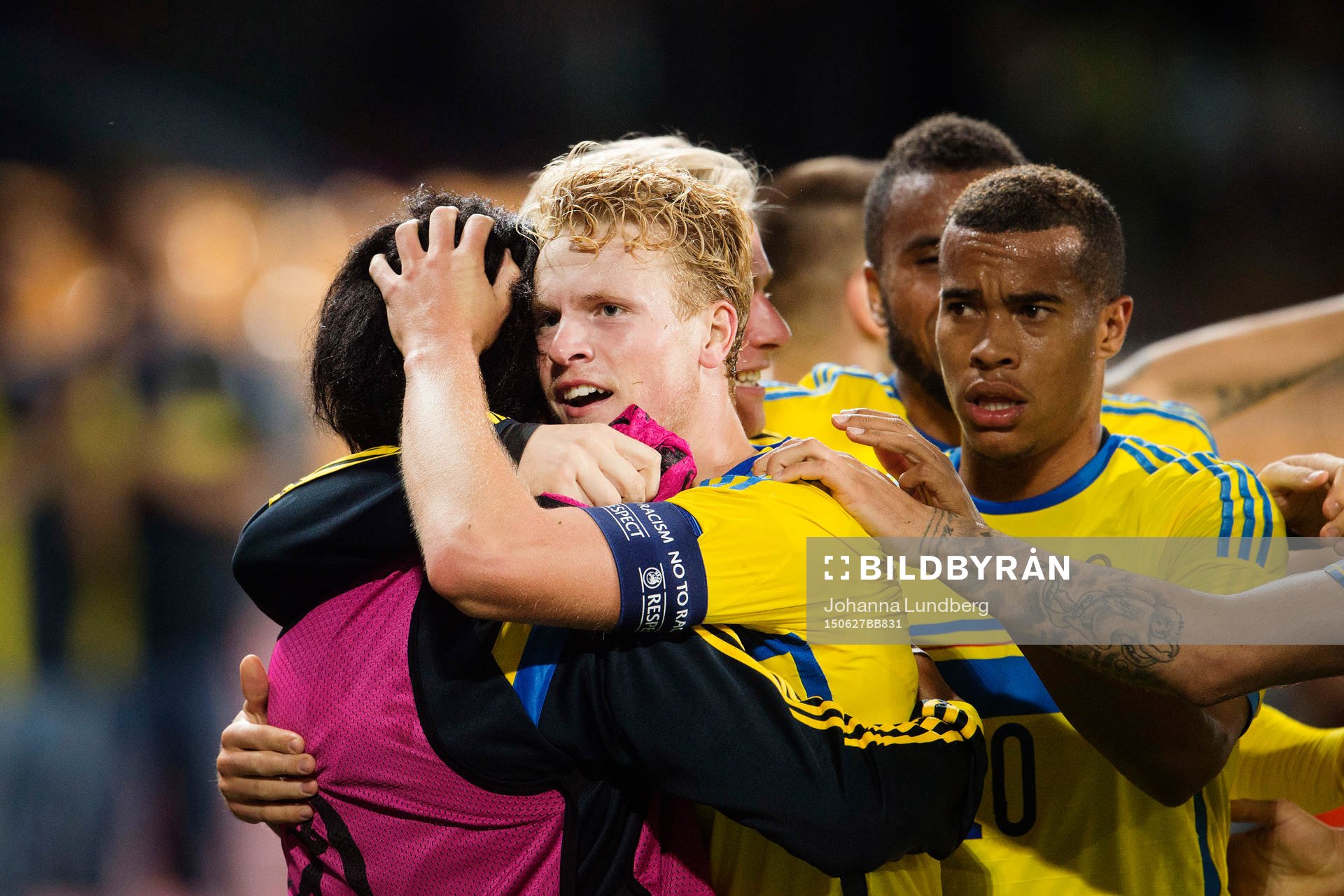 Sveriges Oscar Hiljemark och Robin Quaison jublar med