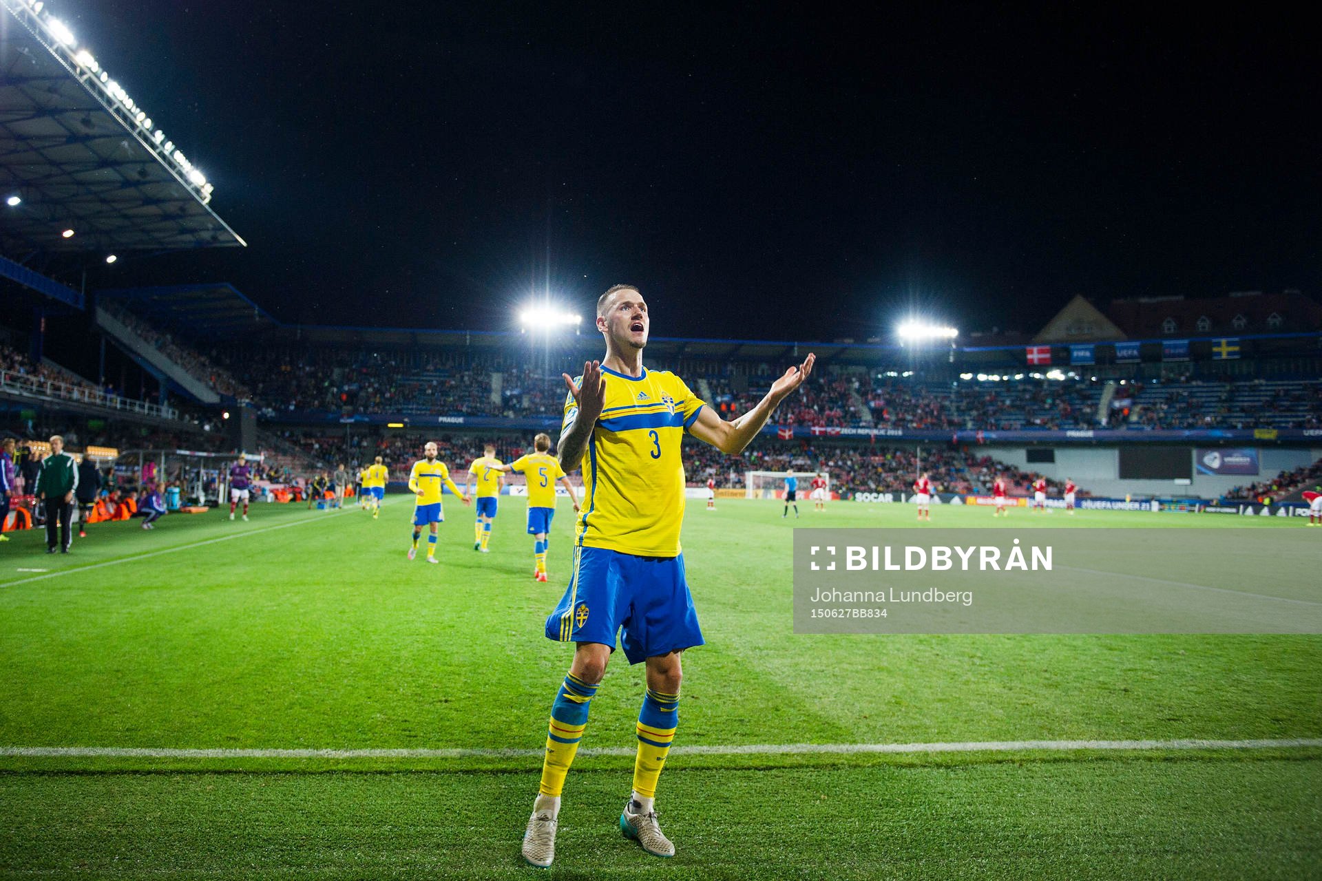 Sveriges Alexander Milosevic jublar fotbollsmatchen i