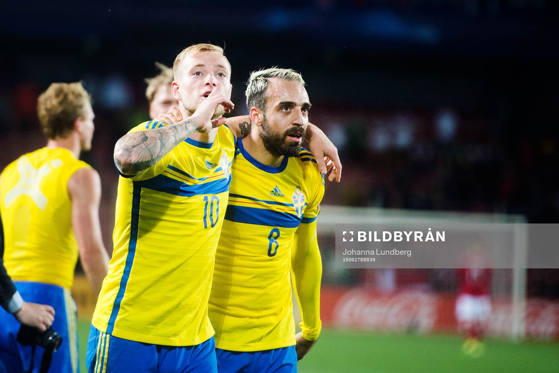 Sveriges John Guidetti och Abdullah Khalili jublar efter fotbollsmatchen i U21-EM mellan Danmark och Sverige den 27 juni 2015 i Prag.