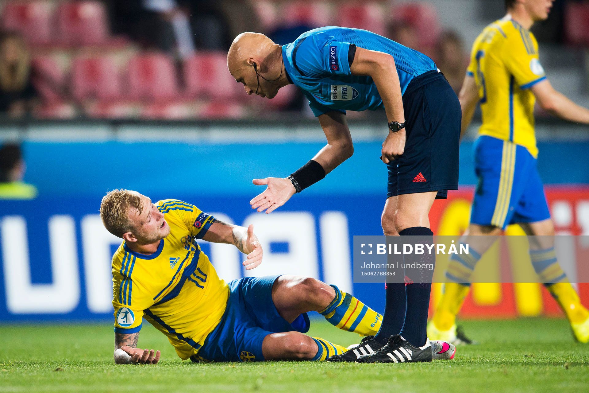 Sveriges John Guidetti reagerar mot domare Sergej Karasev