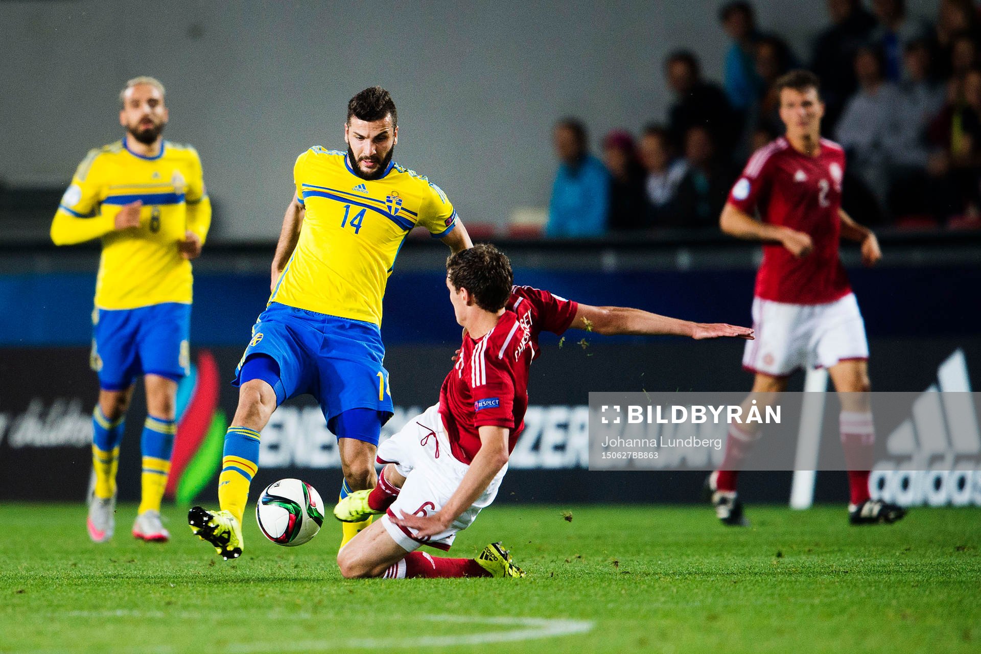 Sveriges Mikael Ishak och Danmarks Andreas Christensen