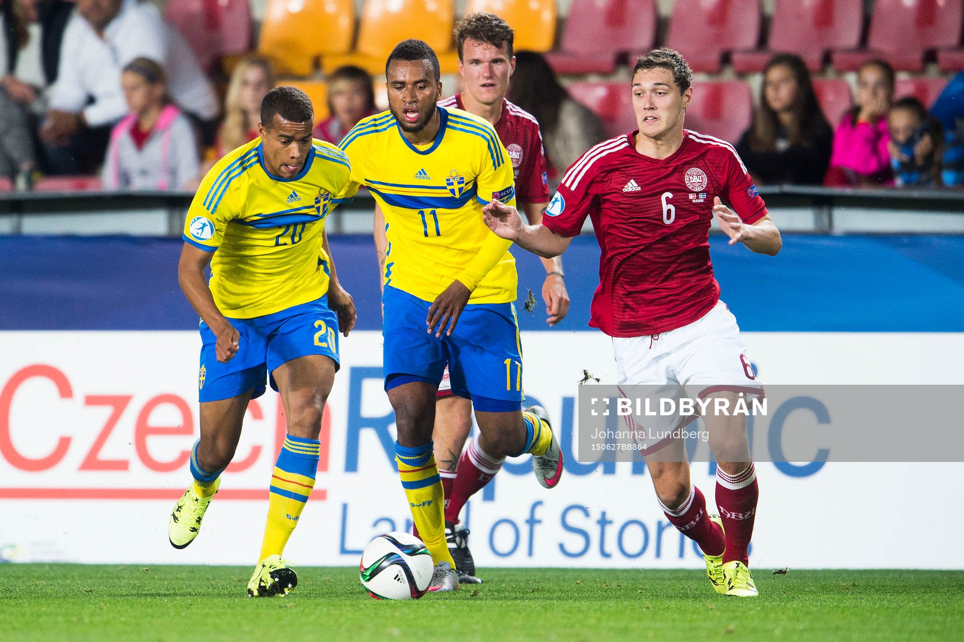 Sveriges Robin Quaison och Isaac Kiese Thelin mot Danmarks
