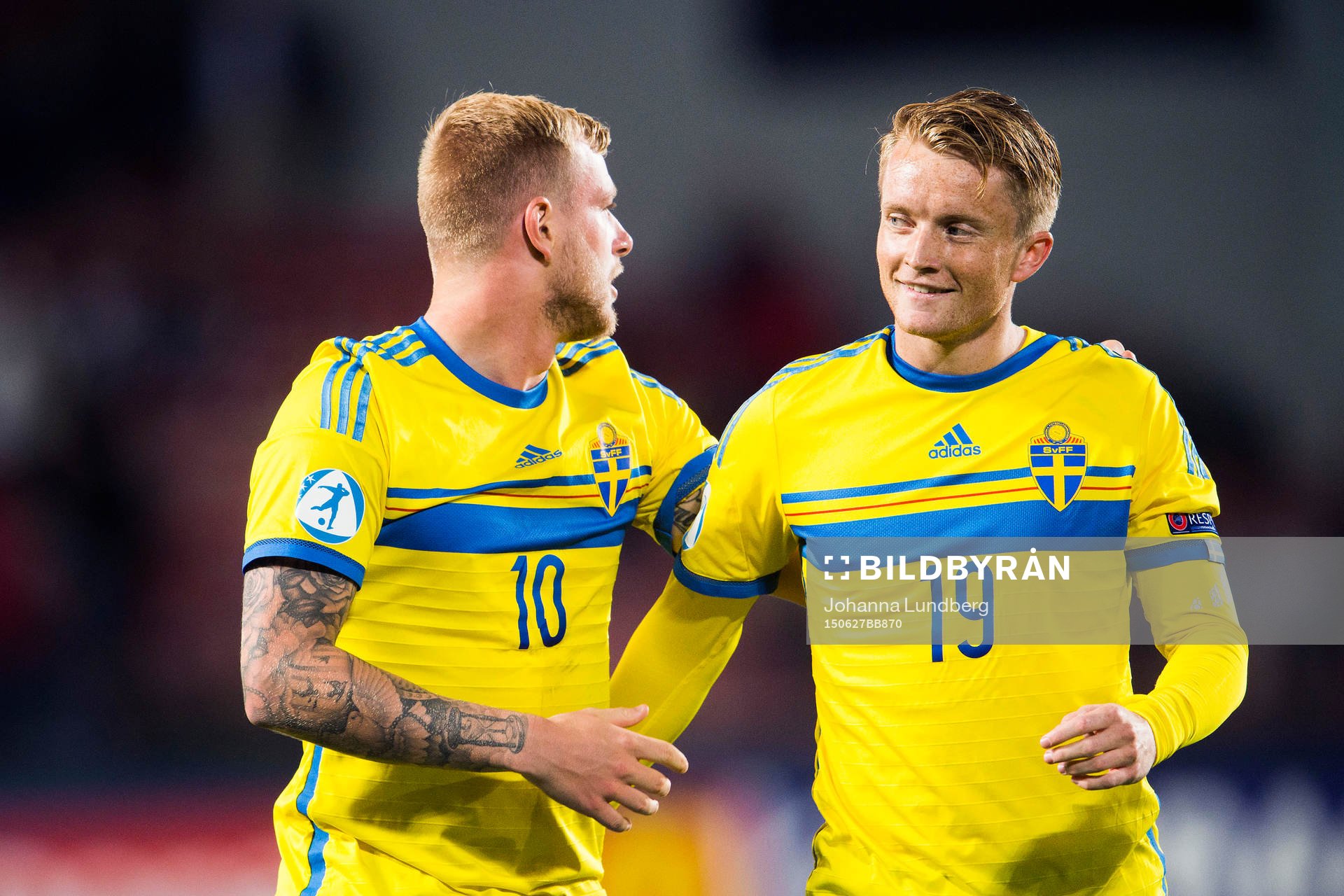 Sveriges John Guidetti och Sam Larsson jublar
