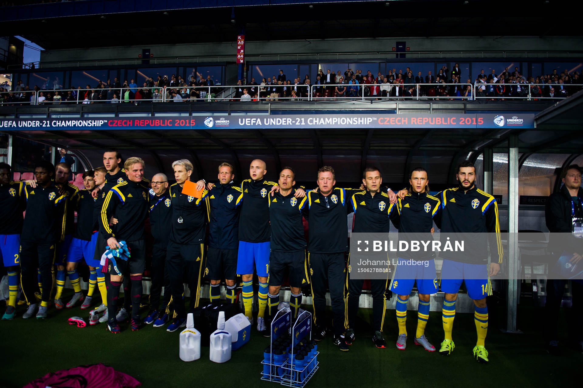 Sveriges spelare och ledare fr.v. Joseph Baffo, Simon Gustafson, Arber Zeneli, Sam Larsson, målvakt Andreas Linde, målvakt Jakob Rinne, Lars-Erik Hemgren, Thomas Lindholm, Sebastian Holmén, Leif Troedsson, assisterande förbundskapten Andreas Pettersson, Kristoffer Olsson och Mikael Ishak inför fotbollsmatchen i U21-EM mellan Danmark och Sverige den 27 juni 2015 i Prag.