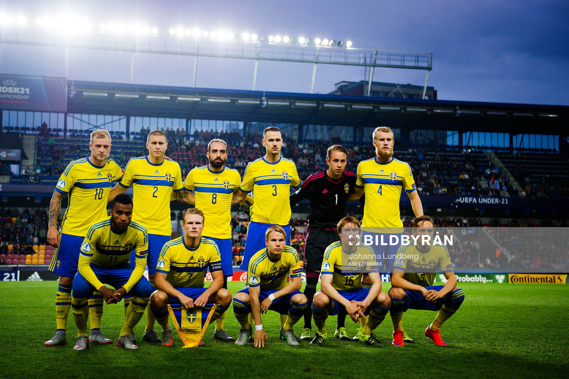 Sveriges spelare ställer upp för en lagbild Övre raden