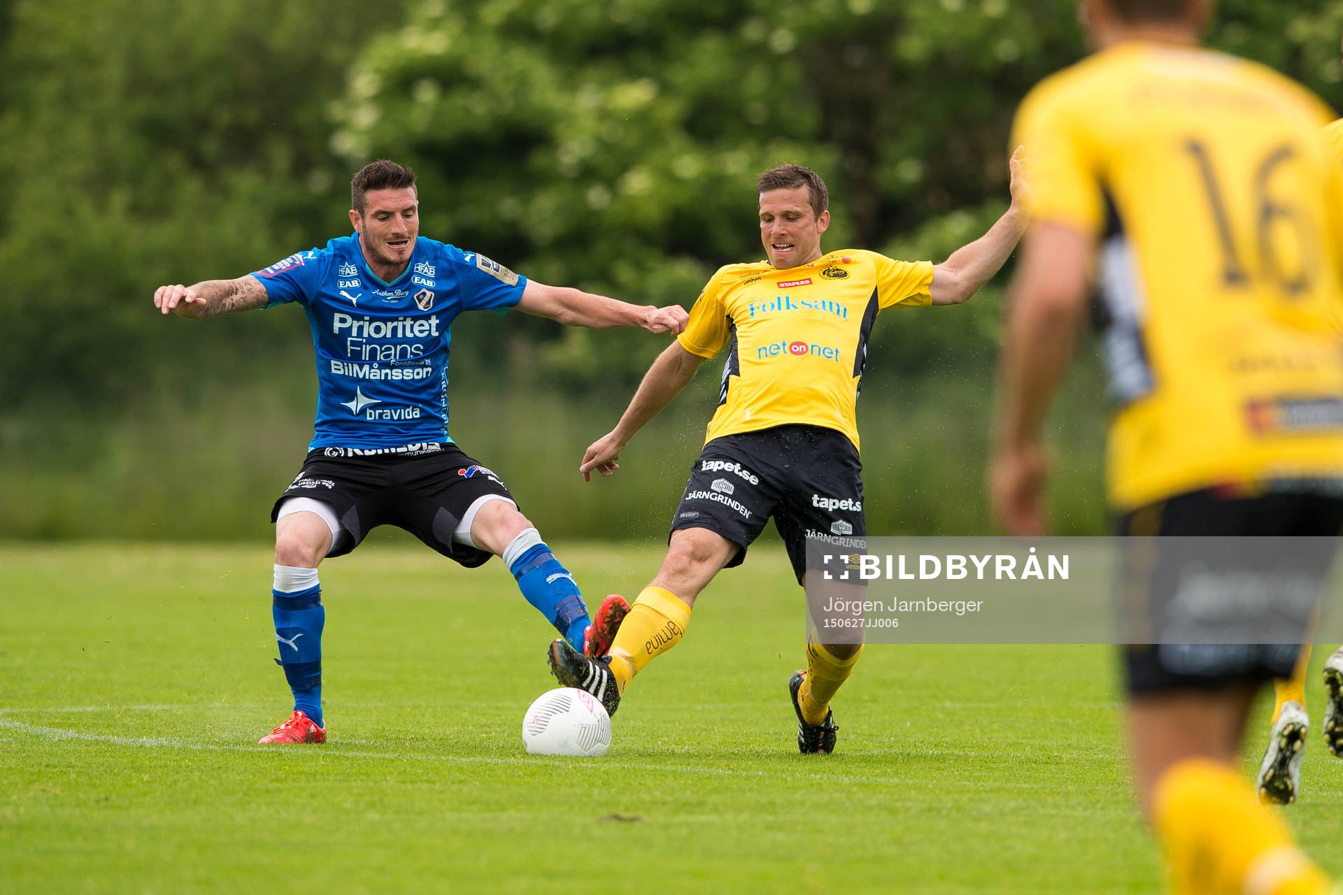 Kamp mellan Elfsborgs Anders Svensson och Halmstads James