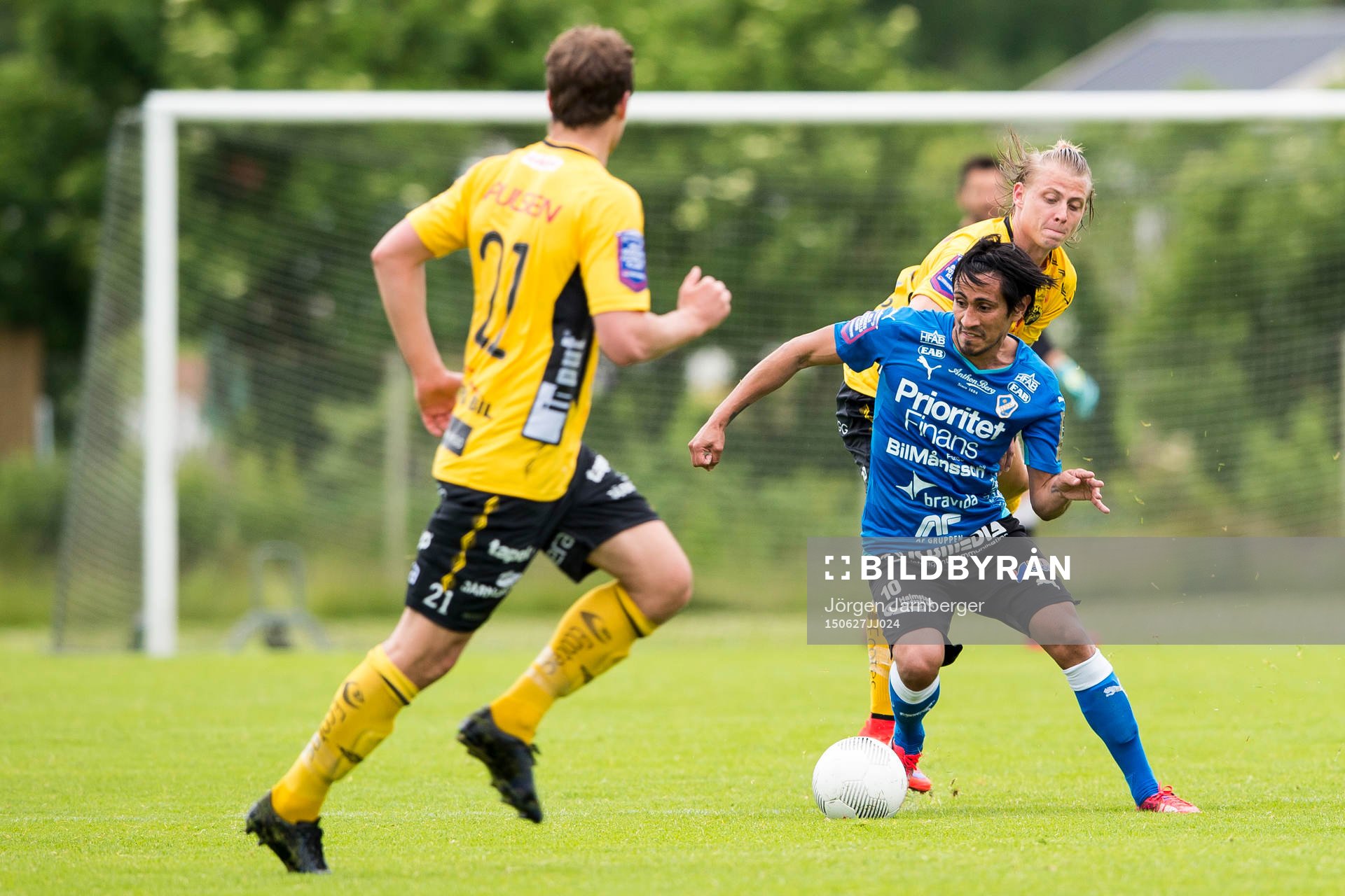 Kamp mellan Halmstads Antonio Rojas och Elfsborgs Simon