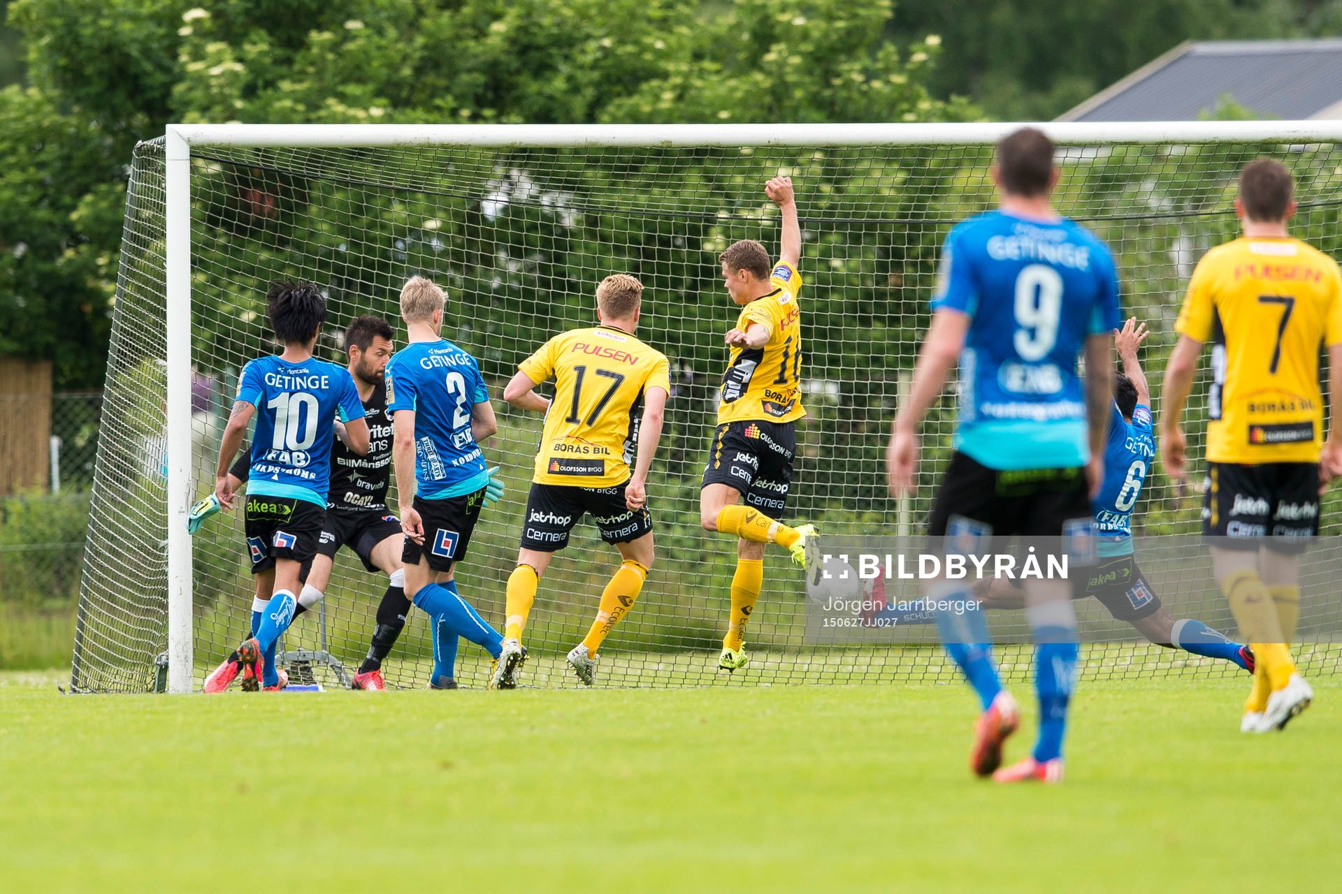 Elfsborgs Viktor Claesson kvitterar till 1-1 (höger i bild) under en träningsmatch i fotboll mellan Elfsborg och Halmstad den 27 juni 2015 i Borås.