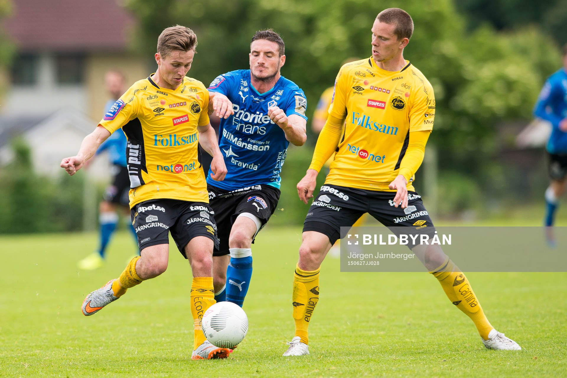 Halmstads James Keene i kamp med Elfsborgs Adam Lundqvist (v) och Anton Lans (h) under en träningsmatch i fotboll mellan Elfsborg och Halmstad den 27 juni 2015 i Borås.