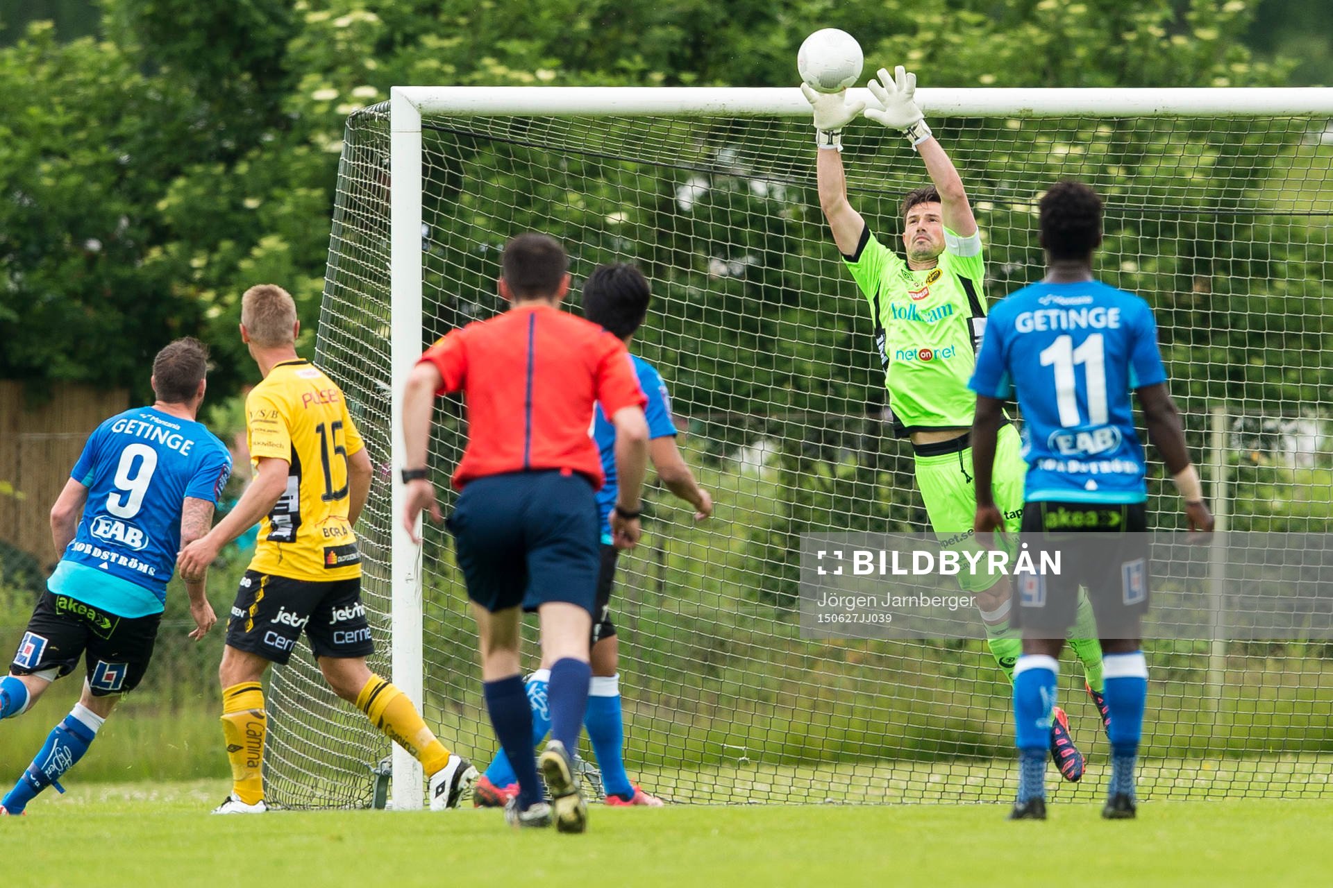 Elfsborgs målvakt Kevin Stuhr Ellegaard räddar skott
