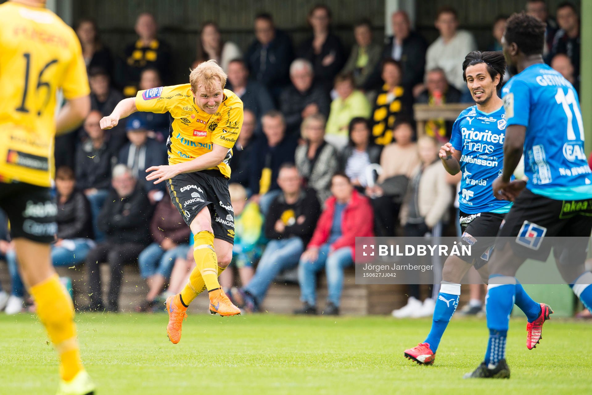 Elfsborgs Simon Lundevall skjuter under en träningsmatch i fotboll mellan Elfsborg och Halmstad den 27 juni 2015 i Borås.