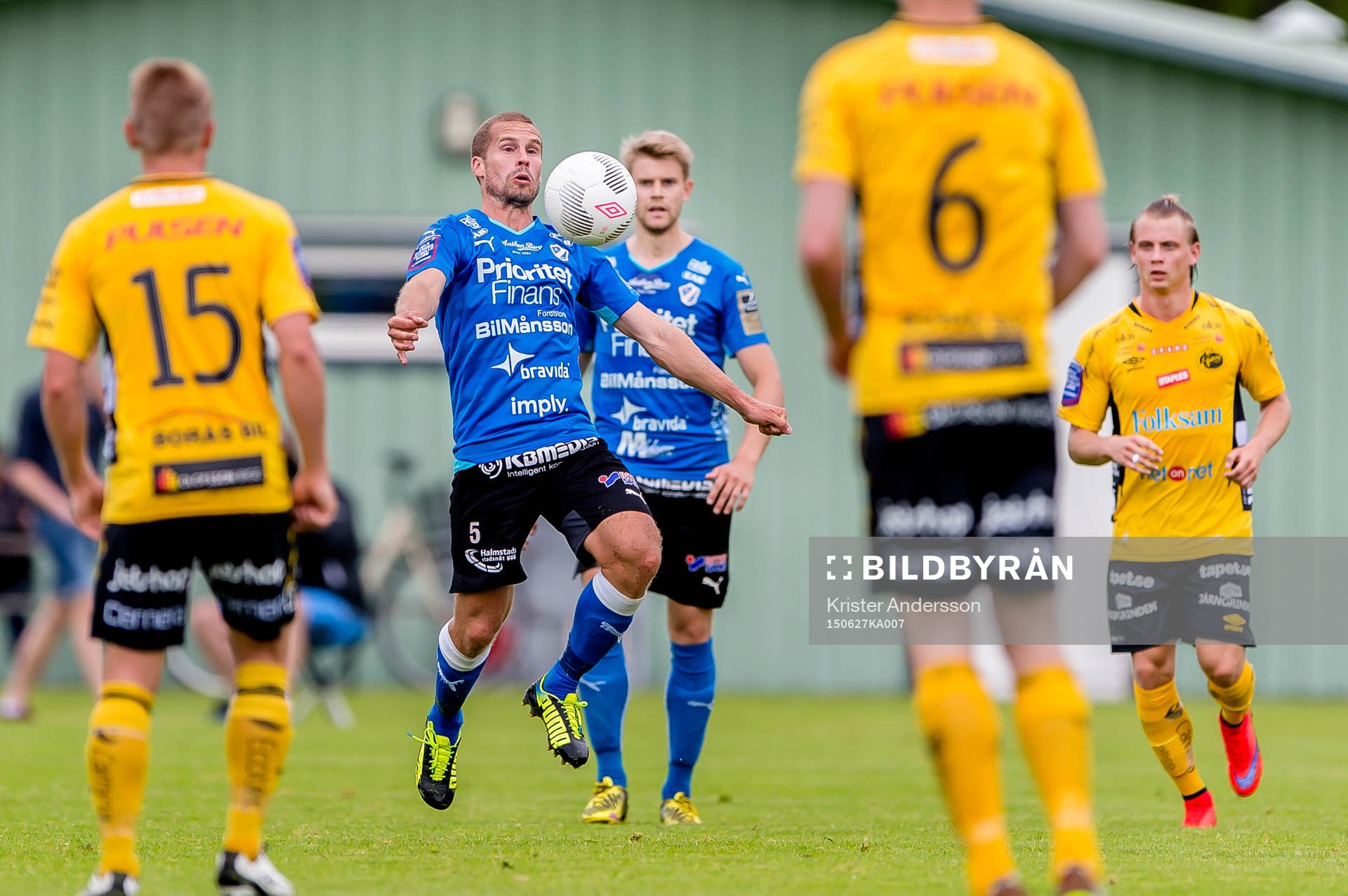 Halmstads Christoffer Andersson tar ner bollen på bröstet
