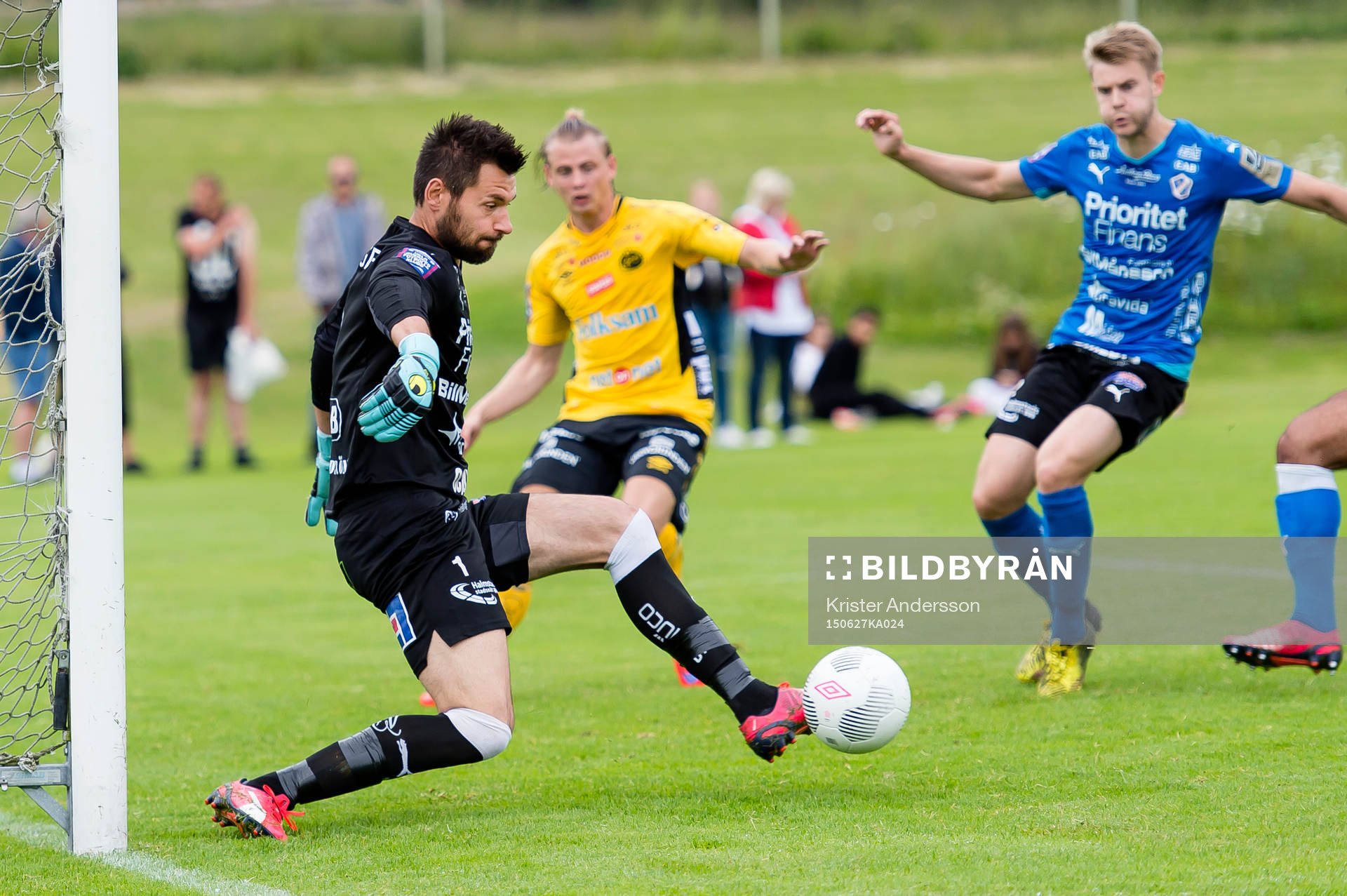 Halmstads målvakt Stojan Lukic räddar ett närskott