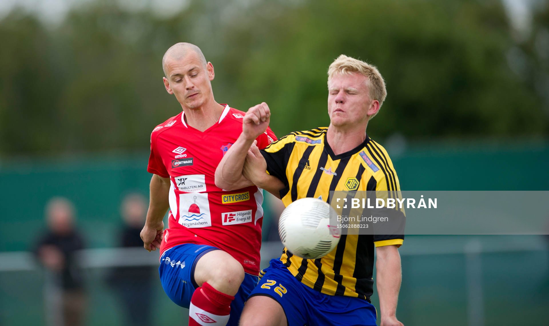 Höganäs tränare Jacob Augustsson mot Jonsereds Viktor
