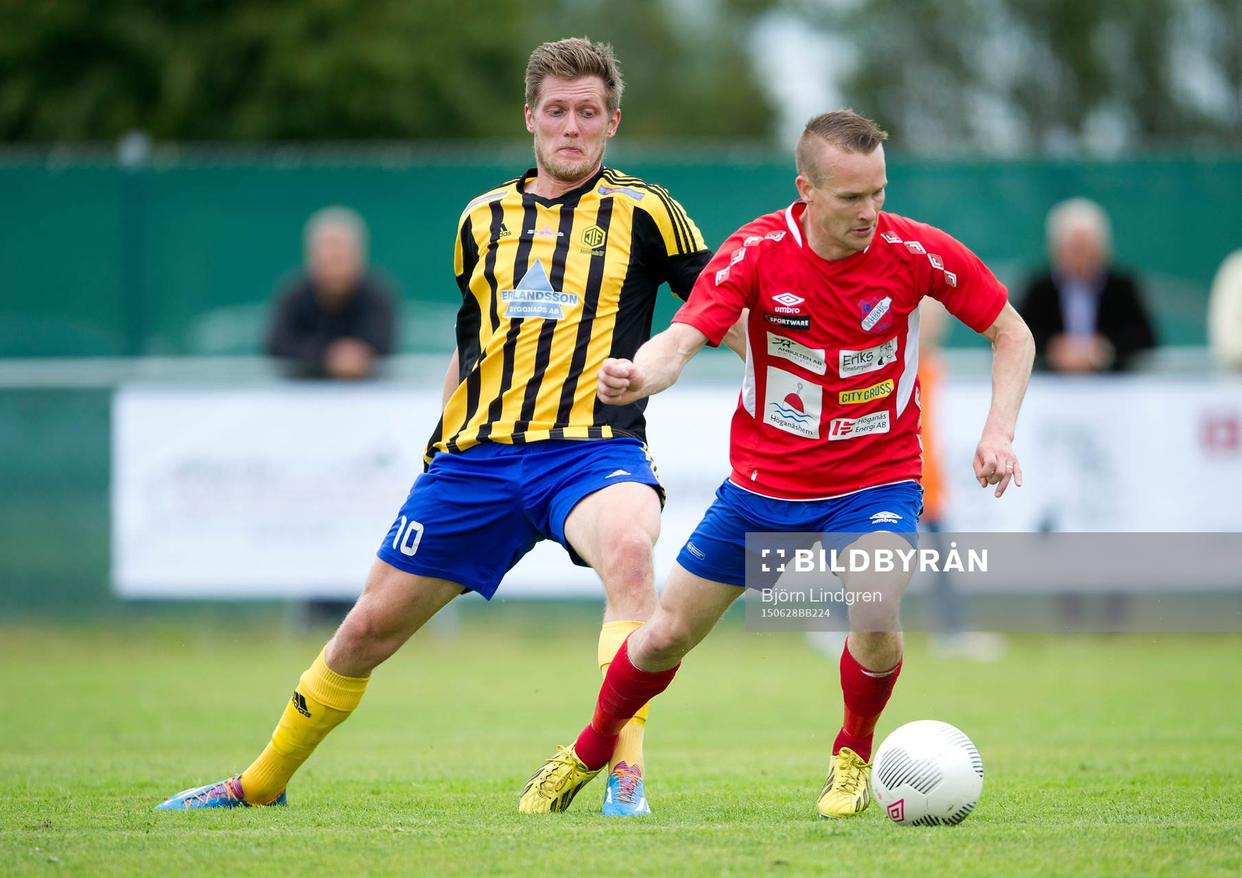 Jonsereds Richard Björnander blir bortvänd av Höganäs Fredrik Svanbäck under fotbollsmatchen i Division 2 mellan Höganäs och Jonsered den 28 juni 2015 i Höganäs.