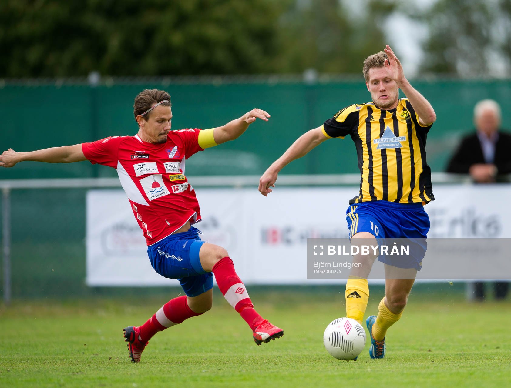 Höganäs Frerdrik Lindgren mot Jonsereds Richard Björnander under fotbollsmatchen i Division 2 mellan Höganäs och Jonsered den 28 juni 2015 i Höganäs.