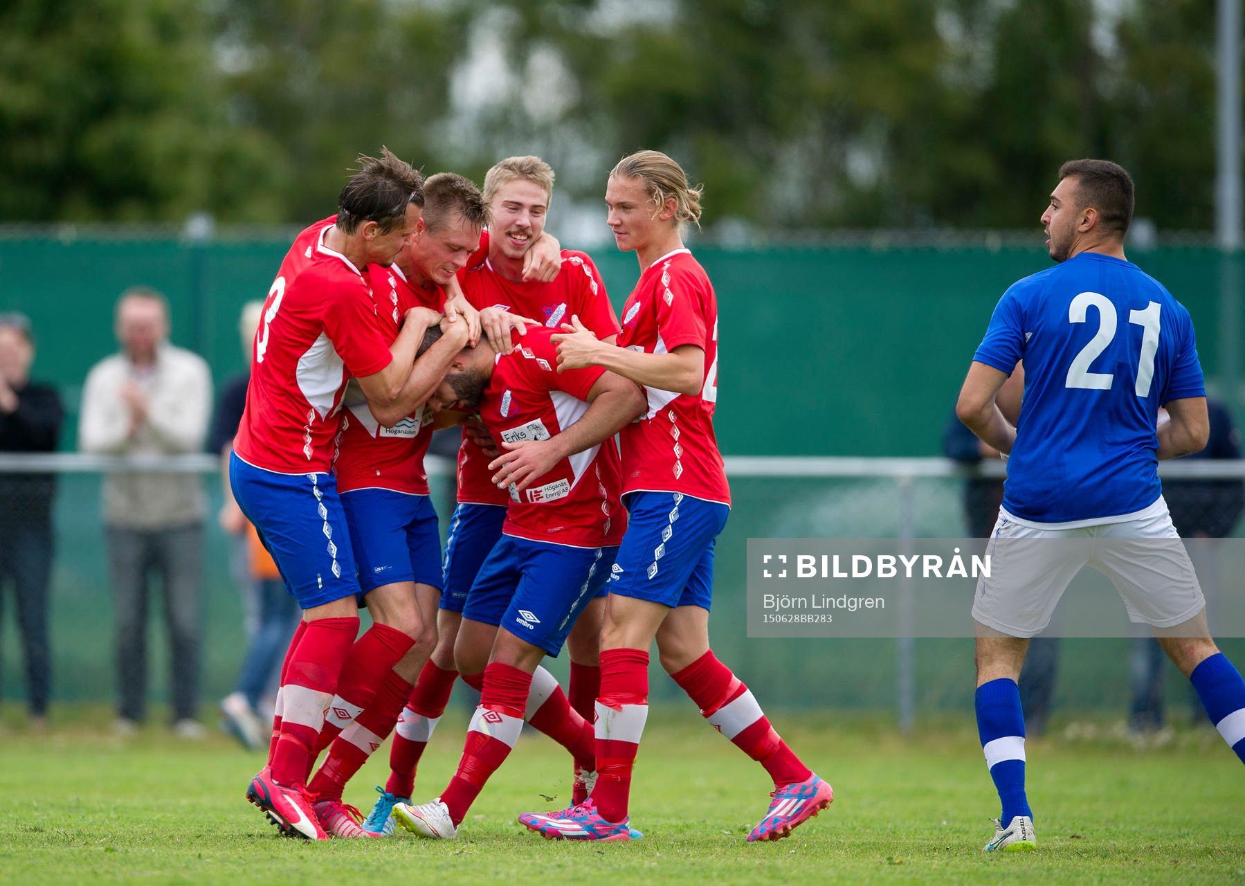 Höganäs Fady Alaaraji jublar och kramas om av Fredrik Lindgren, Rasmus Andersson, Niklas Hansen och Hugo Bogren efter kvittering på övertid under fotbollsmatchen i Division 2 mellan Höganäs och Jonsered den 28 juni 2015 i Höganäs.