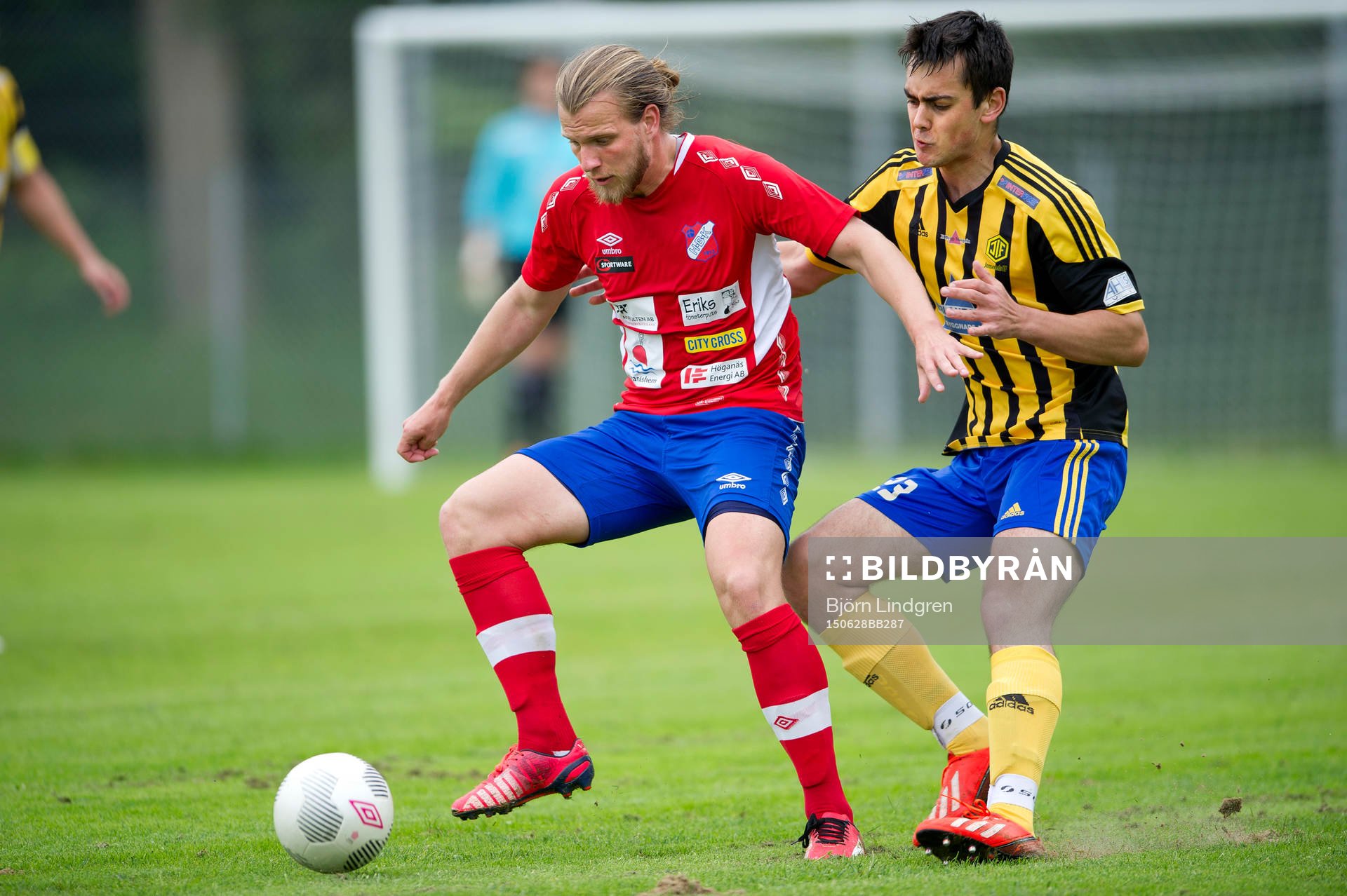 Höganäs Måns Carlsen mot Jonsereds Aleksa Panic under fotbollsmatchen i Division 2 mellan Höganäs och Jonsered den 28 juni 2015 i Höganäs.